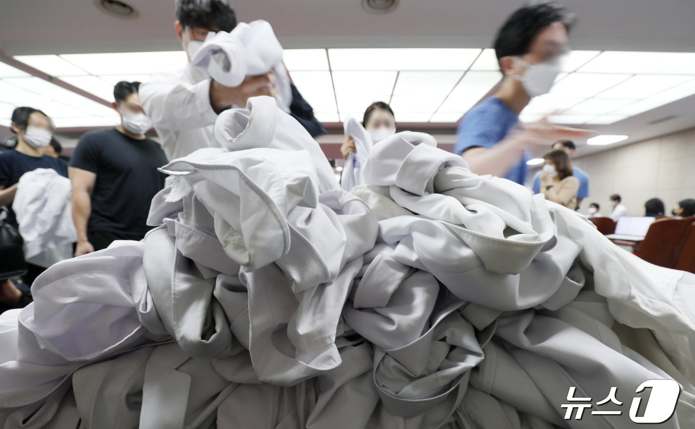 본문 이미지 - 29일 전북자치도 익산시 원광대병원 대강당에서 원광대병원 비상대책위원회 관계자들이 사직서 전달을 마치고 가운을 반납하고 있다. 2024.4.29/뉴스1 ⓒ News1 유경석 기자