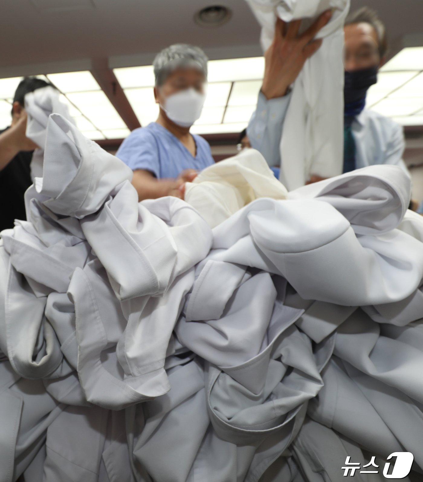 본문 이미지 - 29일 전북자치도 익산시 원광대병원 대강당에서 원광대병원 비상대책위원회 관계자들이 사직서 전달을 마치고 가운을 반납하고 있다. 2024.4.29/뉴스1 ⓒ News1 유경석 기자