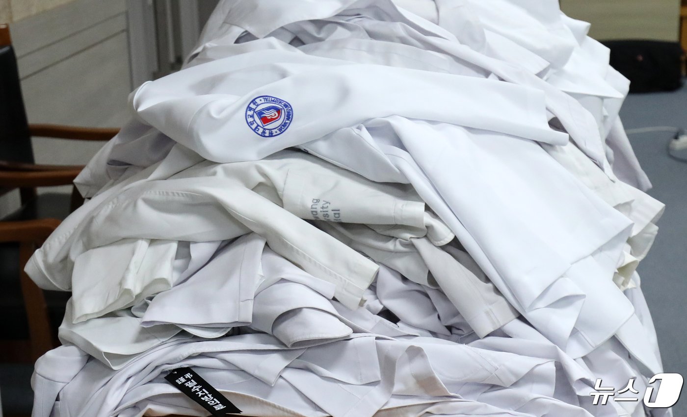 본문 이미지 - 29일 전북자치도 익산시 원광대병원 대강당에서 원광대병원 비상대책위원회 관계자들이 사직서 전달을 마치고 가운을 반납하고 있다. 2024.4.29/뉴스1 ⓒ News1 유경석 기자