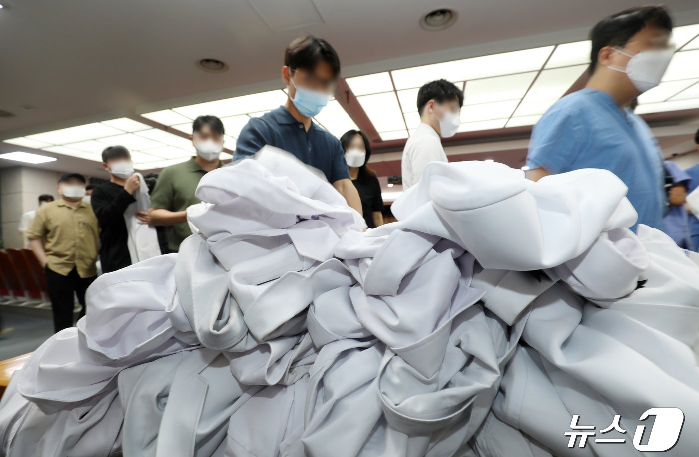 본문 이미지 - 29일 전북자치도 익산시 원광대병원 대강당에서 원광대병원 비상대책위원회 관계자들이 사직서 전달을 마치고 가운을 반납하고 있다. 2024.4.29/뉴스1 ⓒ News1 유경석 기자