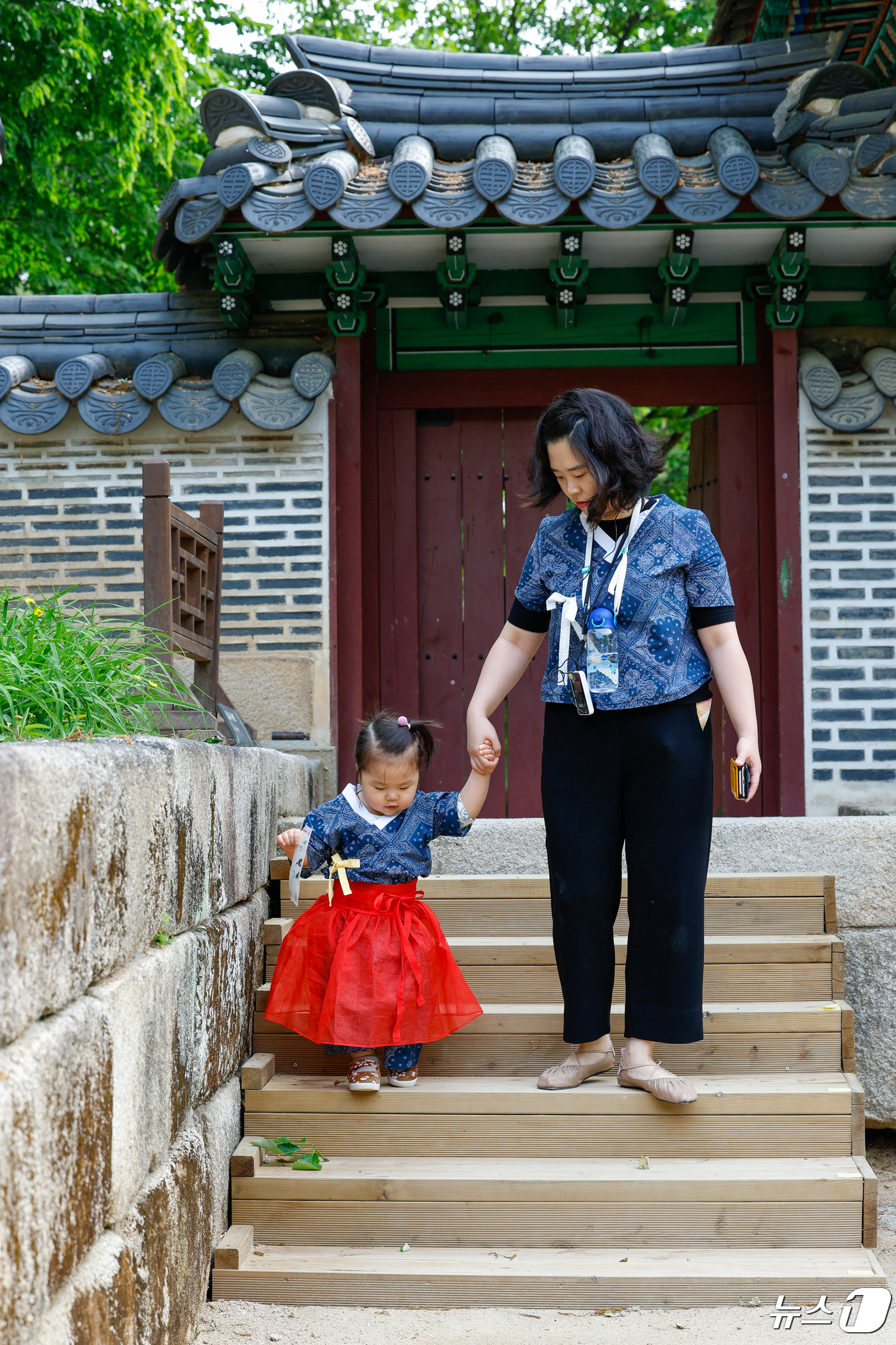 (서울=뉴스1) 안은나 기자 = 29일 오전 서울 중구 창덕궁에서 열린 2024 봄 궁중문화축전 '아침 궁을 깨우다' 프로그램에 참가한 어린이와 어머니가 후원 부용지를 산책하고 있 …
