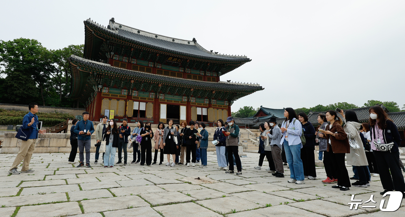 (서울=뉴스1) 안은나 기자 = 29일 오전 서울 중구 창덕궁에서 열린 2024 봄 궁중문화축전 '아침 궁을 깨우다' 프로그램에 참가한 시민들이 '궁궐 걷는 법' 저자 이시우 작가 …