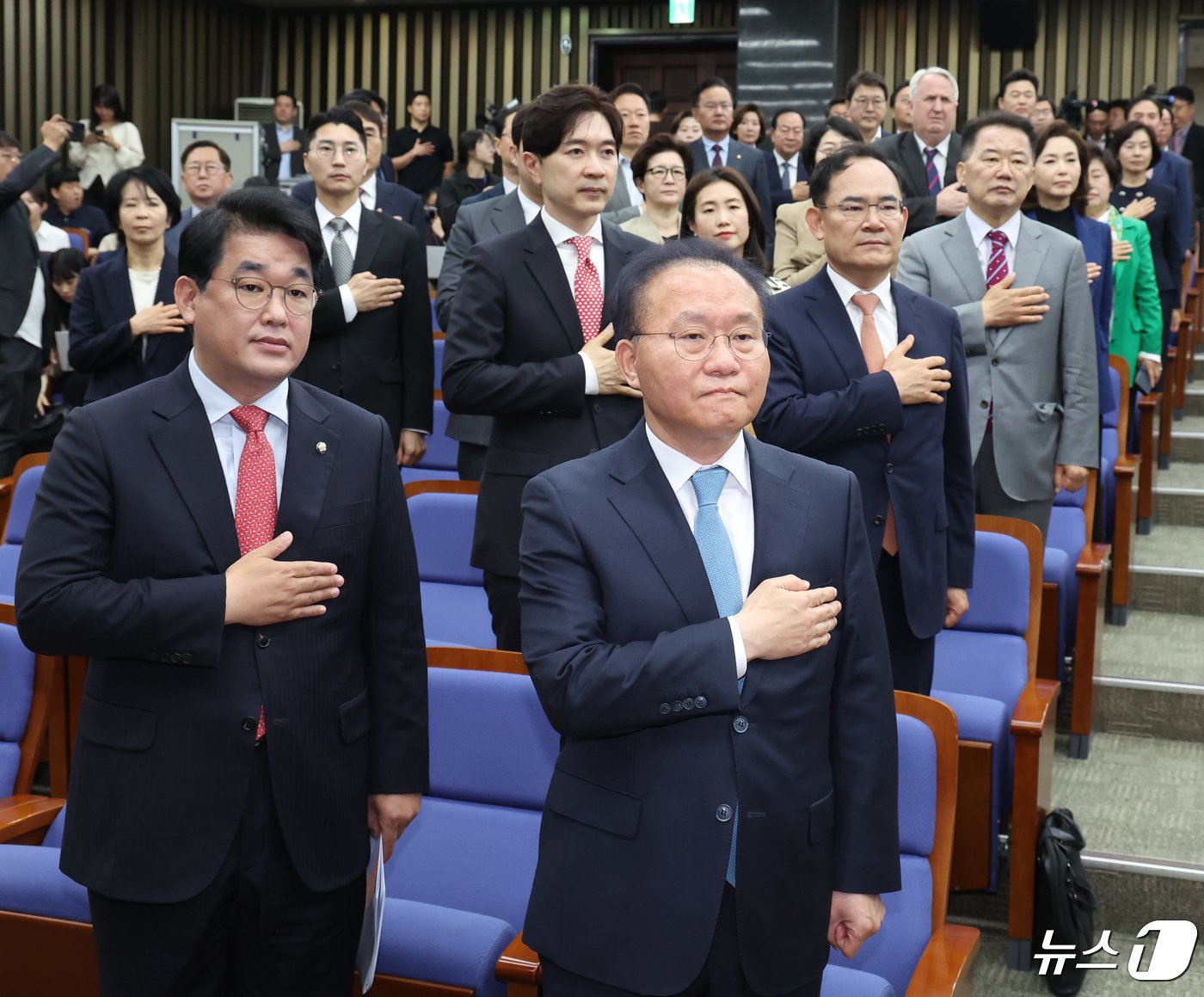 윤재옥 국민의힘 원내대표 겸 당 대표 권한대행이 29일 서울 여의도 국회에서 열린 제22대 국회의원 당선자총회에서 국기에 경례를 하고 있다. 2024.4.29/뉴스1 ⓒ News1 송원영 기자