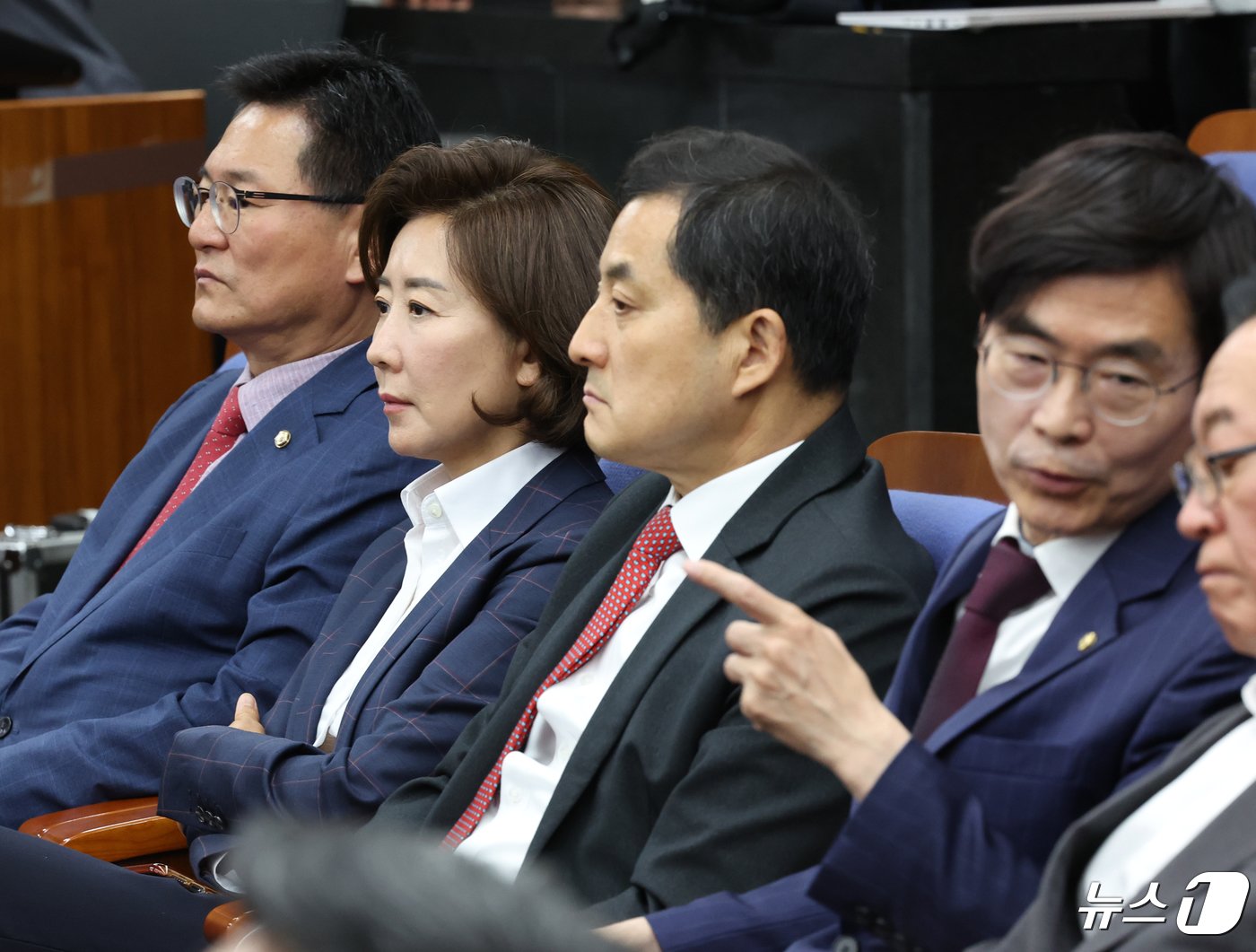 본문 이미지 - 국민의힘 나경원 당선인과 박대출 의원이 29일 서울 여의도 국회에서 열린 제22대 국회의원 당선자총회에 참석 하고 있다. 2024.4.29/뉴스1 ⓒ News1 송원영 기자