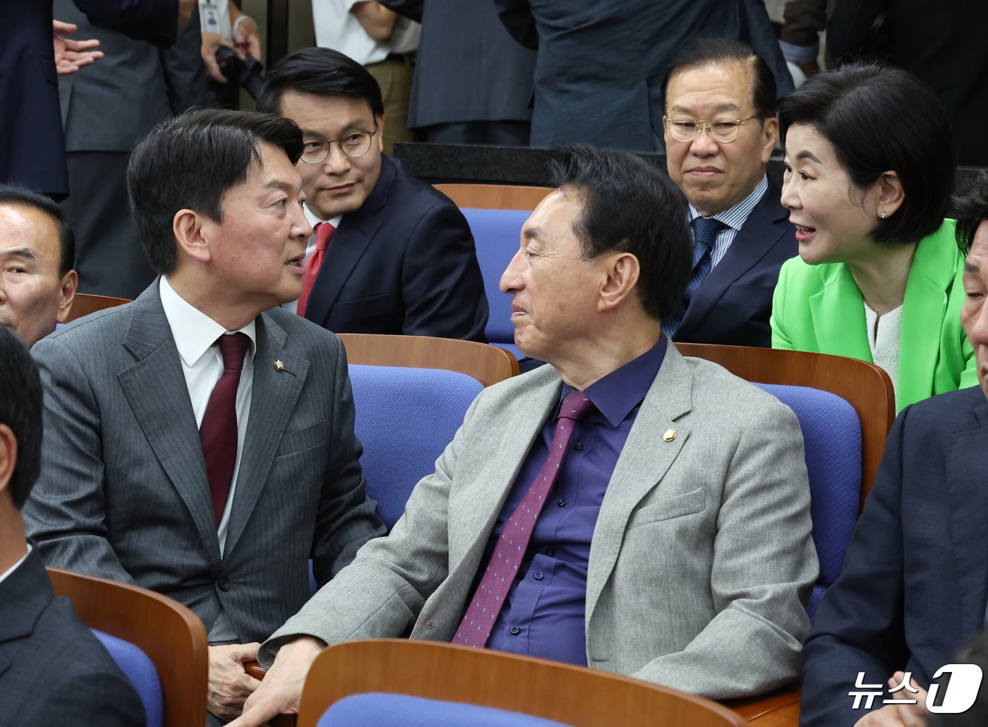 국민의힘 윤상현, 권영세, 안철수 의원이 29일 서울 여의도 국회에서 열린 제22대 국회의원 당선자총회에 참석 하고 있다. 2024.4.29/뉴스1 ⓒ News1 송원영 기자