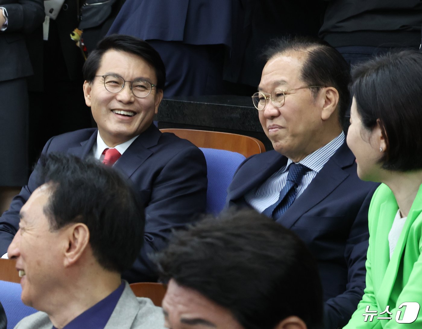 본문 이미지 - 국민의힘 윤상현, 권영세 의원이 29일 서울 여의도 국회에서 열린 제22대 국회의원 당선자총회에서 대화를 하고 있다. 2024.4.29/뉴스1 ⓒ News1 송원영 기자