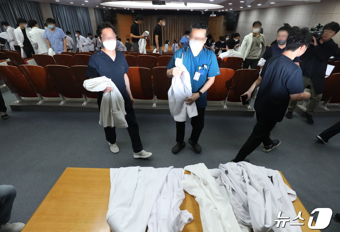 본문 이미지 - 29일 전북자치도 익산시 원광대병원 대강당에서 원광대병원 비상대책위원회 관계자들이 사직서 전달을 마치고 가운을 반납하고 있다. 2024.4.29/뉴스1 ⓒ News1 유경석 기자