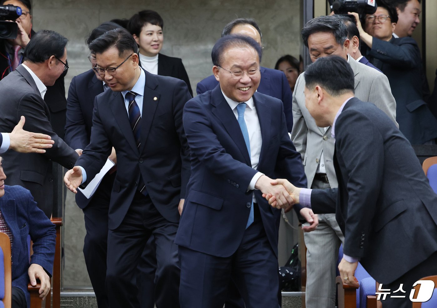본문 이미지 - 윤재옥 국민의힘 원내대표 겸 당 대표 권한대행이 29일 서울 여의도 국회에서 열린 제22대 국회의원 당선자총회에서 인사를 나누고 있다. 2024.4.29/뉴스1 ⓒ News1 송원영 기자