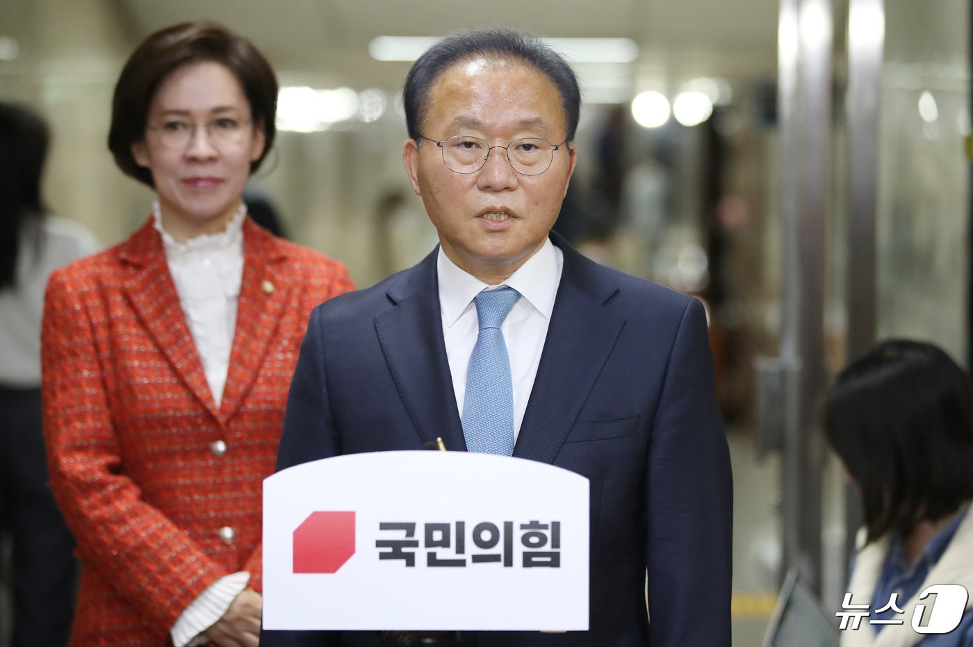 본문 이미지 - 윤재옥 국민의힘 원내대표 겸 당 대표 권한대행이 29일 오전 서울 여의도 국회에서 열린 제22대 국회의원 당선자총회를 마치고 취재진의 질문에 답하고 있다. 2024.4.29/뉴스1 ⓒ News1 임세영 기자