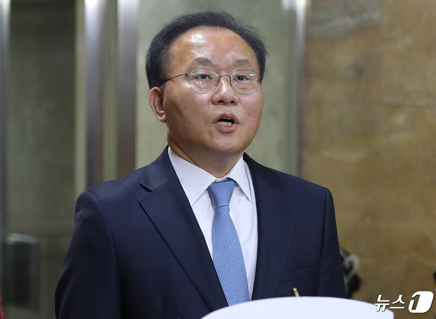 본문 이미지 - 윤재옥 국민의힘 원내대표 겸 당 대표 권한대행이 29일 오전 서울 여의도 국회에서 열린 제22대 국회의원 당선자총회를 마치고 취재진의 질문에 답하고 있다. 2024.4.29/뉴스1 ⓒ News1 임세영 기자