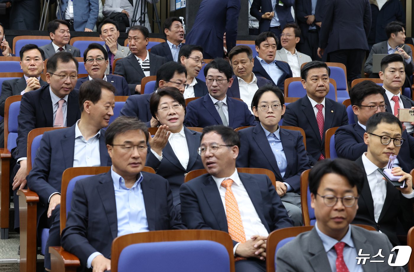 본문 이미지 - 국민의힘 당선인들이 29일 서울 여의도 국회에서 열린 제22대 국회의원 당선자총회에서 대화를 나누고 있다. 2024.4.29/뉴스1 ⓒ News1 송원영 기자