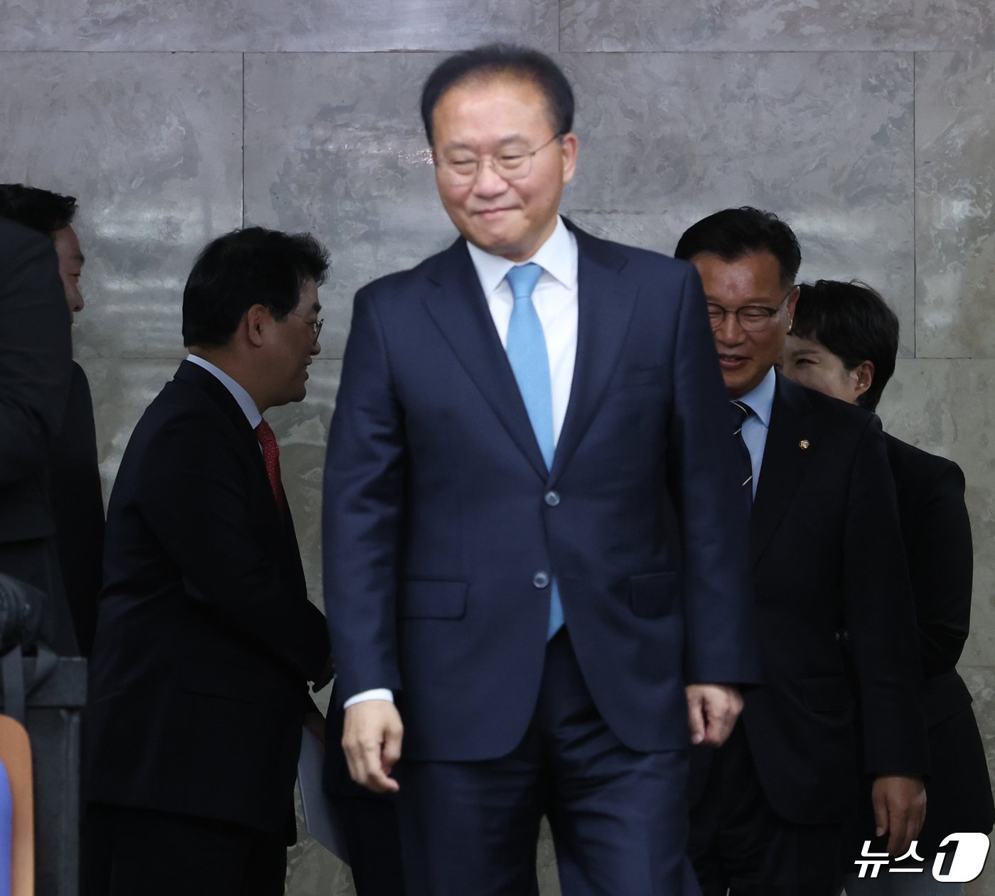 본문 이미지 - 윤재옥 국민의힘 원내대표 겸 대표 권한대행이 29일 서울 여의도 국회에서 열린 제22대 국회의원 당선자총회에 참석하고 있다. 2024.4.29/뉴스1 ⓒ News1 송원영 기자