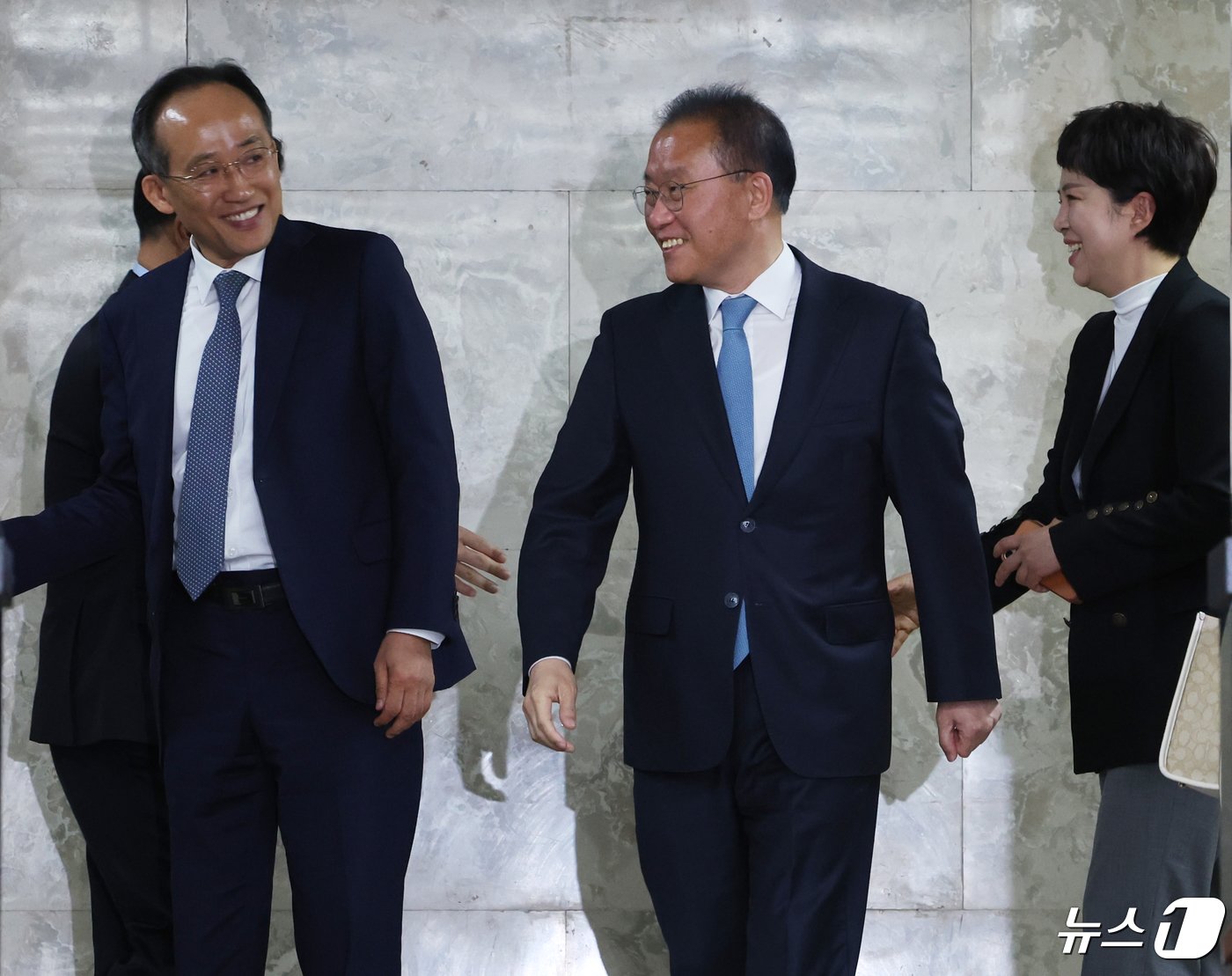 윤재옥 국민의힘 원내대표 겸 대표 권한대행과 추경호 의원이 29일 서울 여의도 국회에서 열린 제22대 국회의원 당선자총회에 참석하고 있다. 2024.4.29/뉴스1 ⓒ News1 송원영 기자