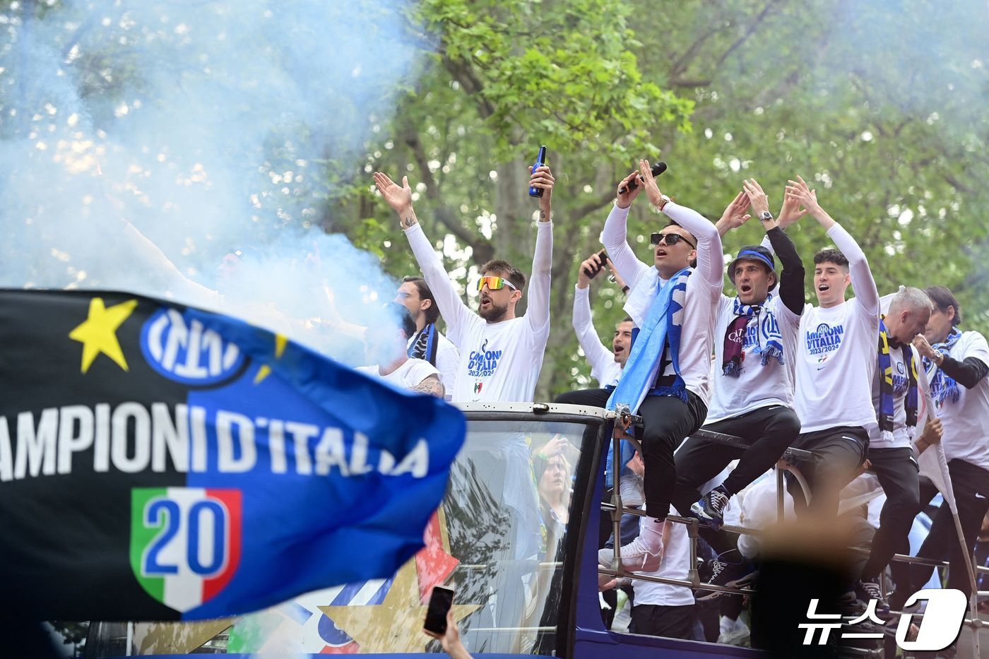 본문 이미지 - 인터 밀란 선수들이 카 퍼레이드에서 팬들에게 손을 흔들고 있다. ⓒ AFP=뉴스1