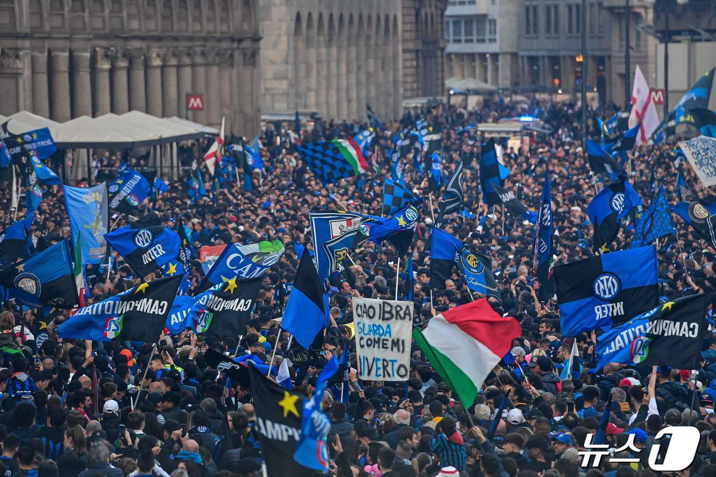 본문 이미지 - 통산 20번째 우승을 자축하며 길거리로 쏟아진 인터 밀란 팬들. ⓒ AFP=뉴스1
