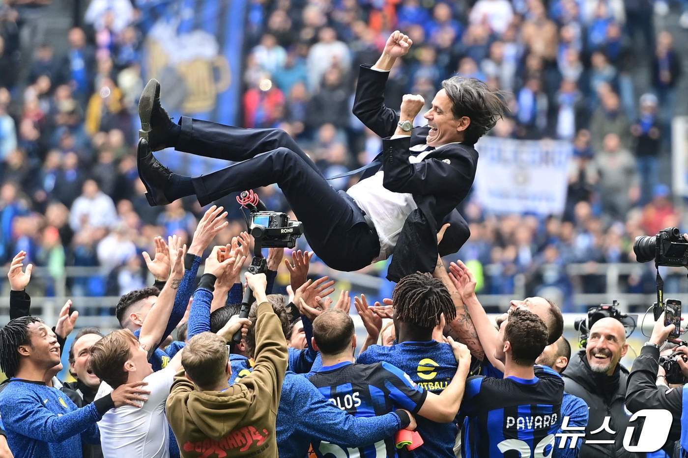 본문 이미지 - 우승 헹가래를 받고 있는 시모네 인자기 인터밀란 감독. ⓒ AFP=뉴스1