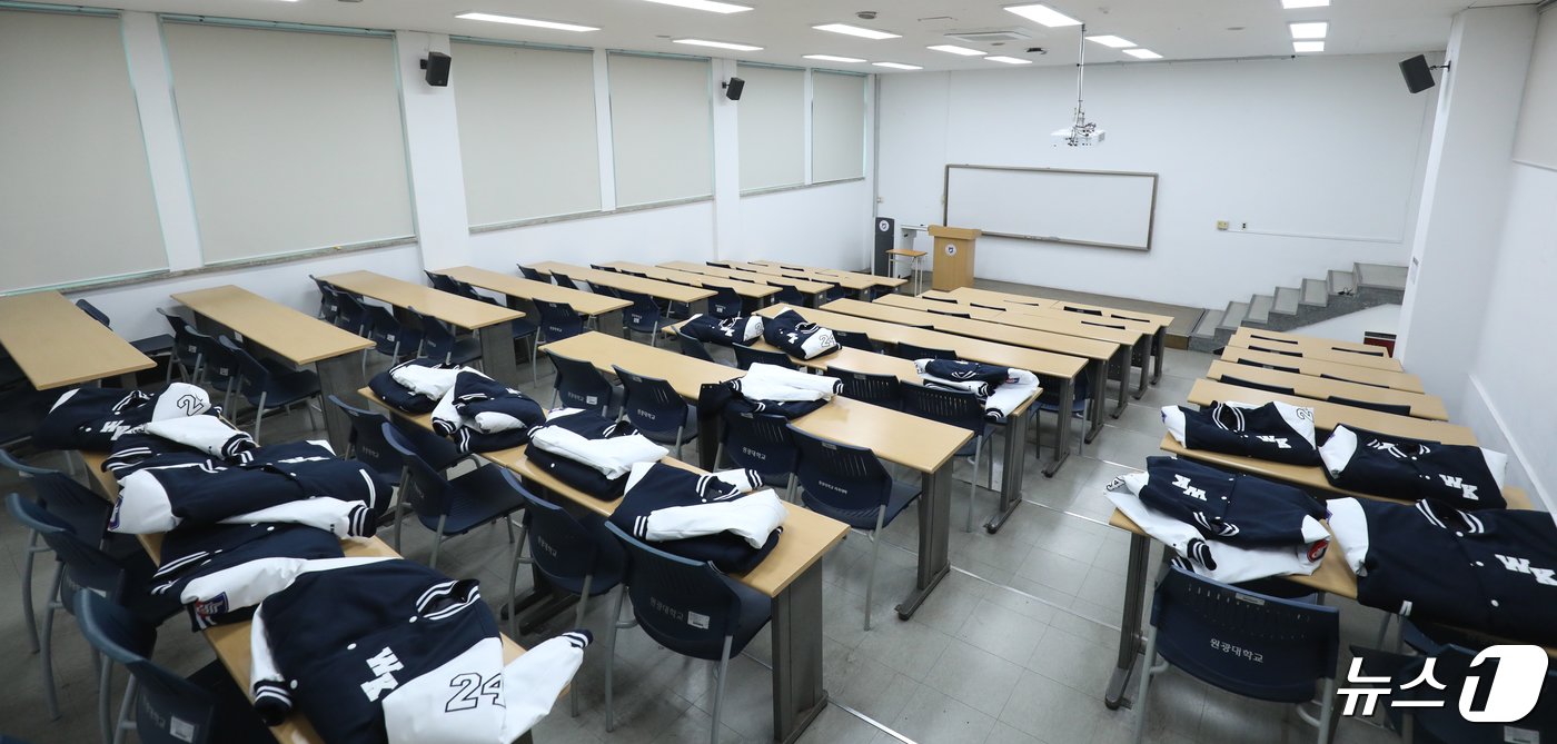 본문 이미지 - 전북자치도 익산시 원광대학교 의과대학 한 강의실에 의대생들의 과잠바가 놓여져 있다. 2024.4.29/뉴스1 ⓒ News1 유경석 기자