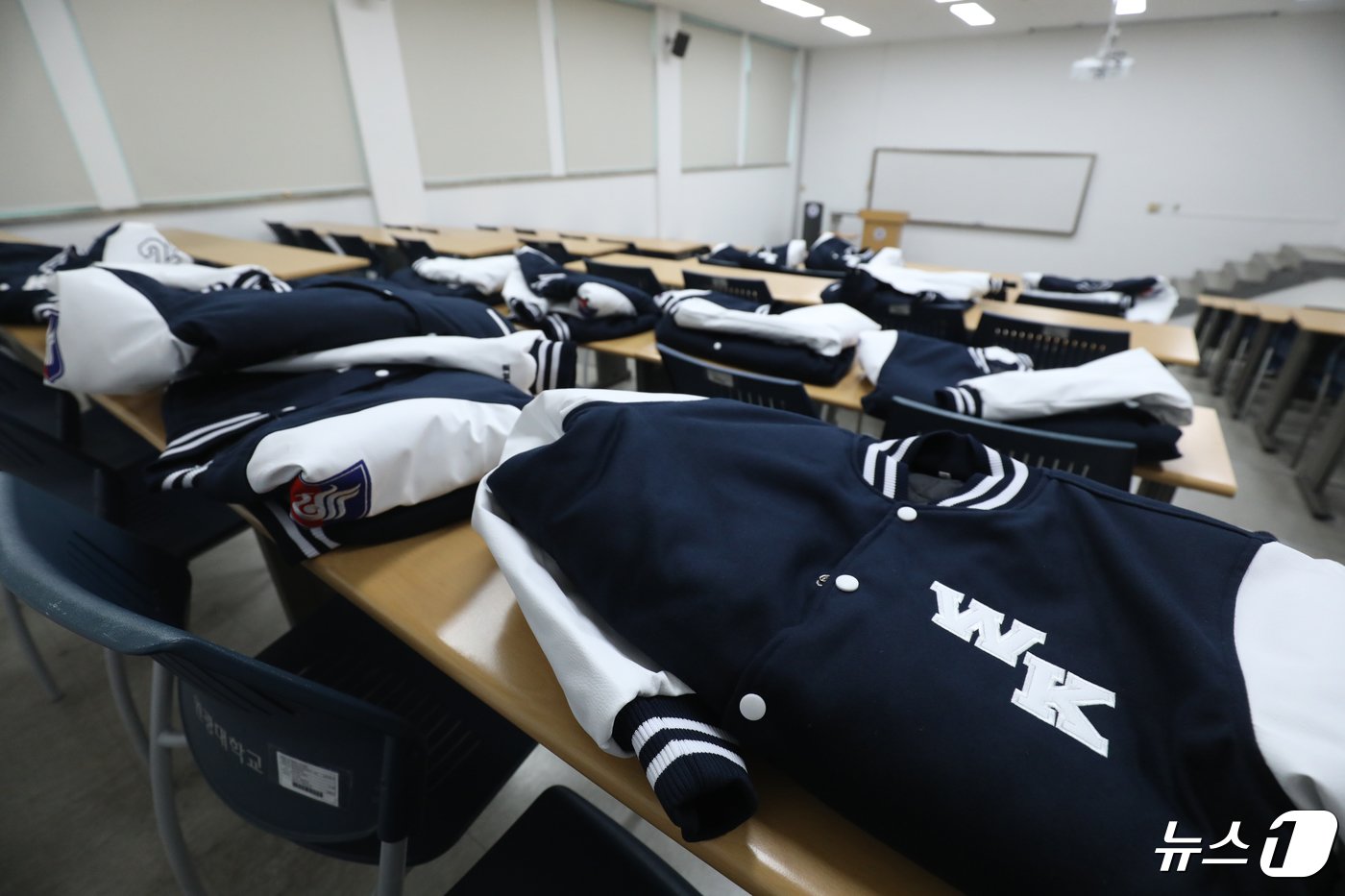 본문 이미지 - 원광대학교 의과대학이 개강한 29일 전북자치도 익산시 원광대학교 의과대학 한 강의실에 의대생들의 과잠바가 놓여져 있다. 2024.4.29/뉴스1 ⓒ News1 유경석 기자