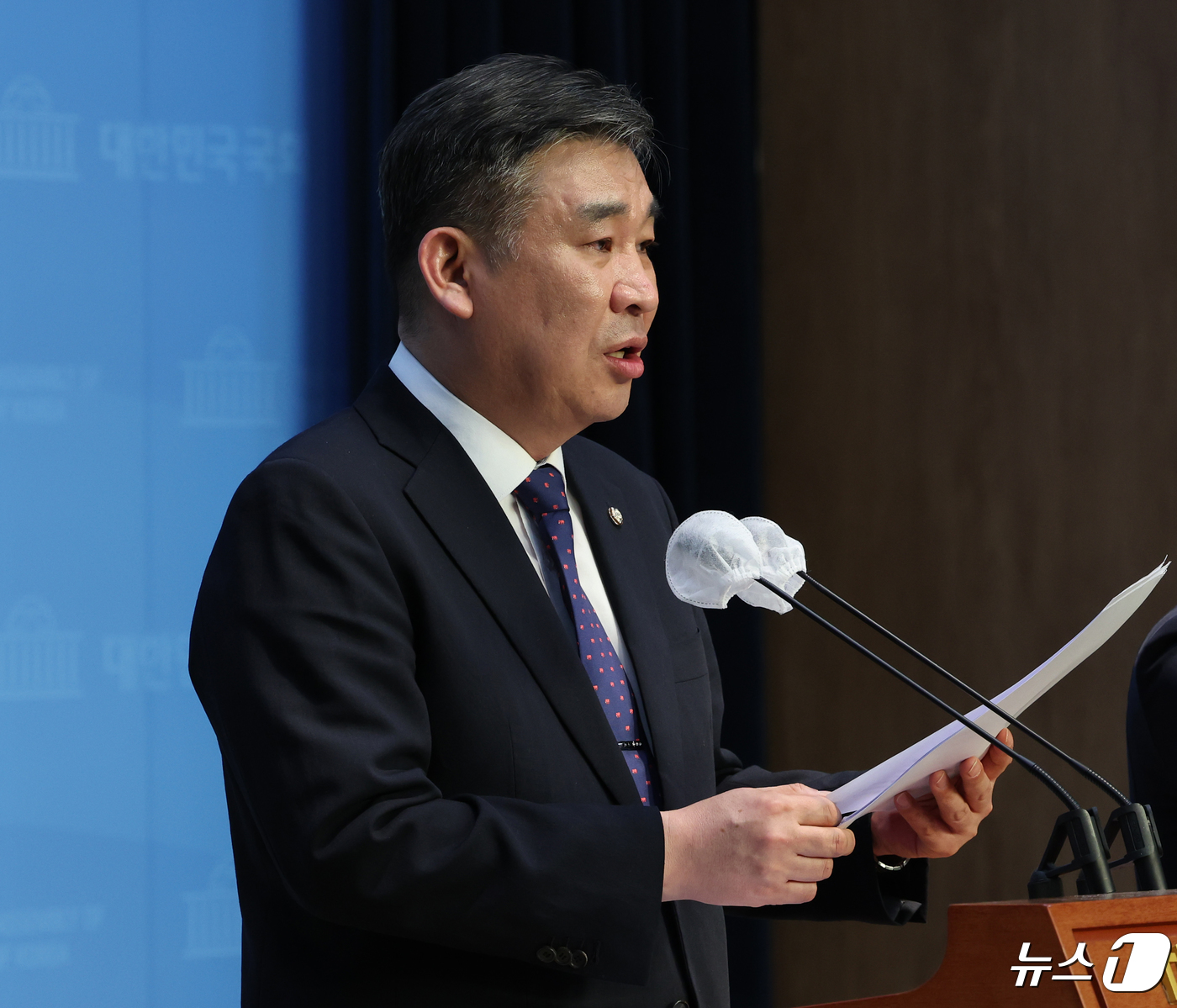 (서울=뉴스1) 송원영 기자 = 최승재 국민의힘 의원이 29일 서울 여의도 국회 소통관에서 민생회복지원금 관련 기자회견을 하고 있다. 2024.4.29/뉴스1