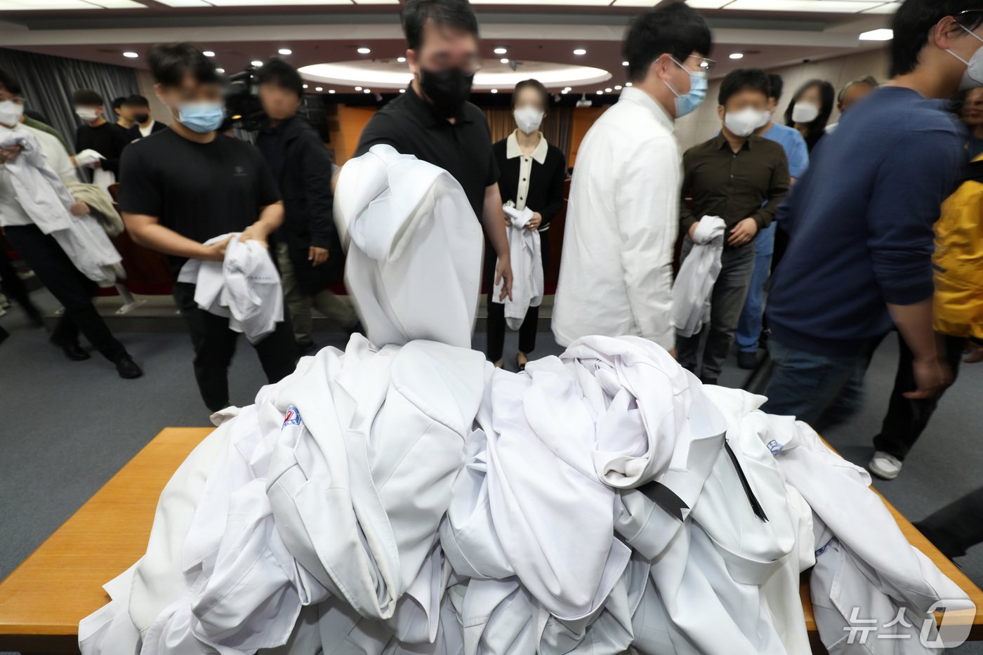 본문 이미지 - 29일 전북자치도 익산시 원광대병원 대강당에서 원광대병원 비상대책위원회 관계자들이 사직서 전달을 마치고 가운을 반납하고 있다. 2024.4.29/뉴스1 ⓒ News1 유경석 기자