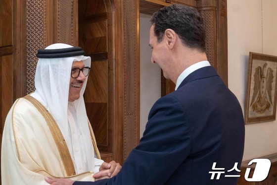 [사진] 바레인 외무 장관 반갑게 맞는 시리아 대통령