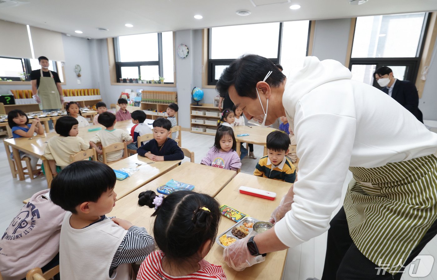 오세훈 서울시장이 29일 오전 서울 서대문구 새빛어린이집에서 열린 &#39;서울 든든급식 운영 기념 행사&#39;에서 배식을 하고 있다.&#40;공동취재&#41; 2024.4.29/뉴스1 ⓒ News1 민경석 기자