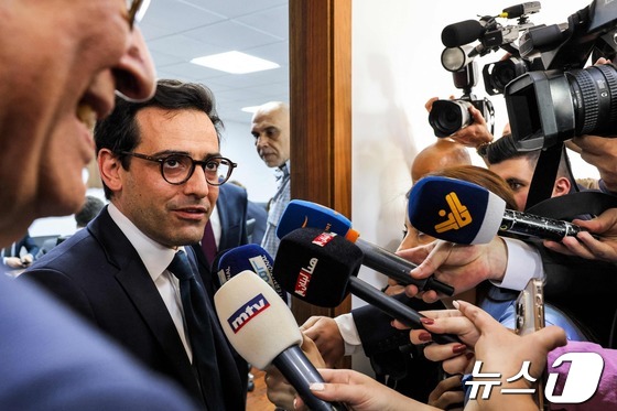 [사진] 레바논 외무와 회담 후 취재진 만나는 프랑스 외무