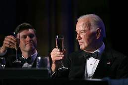 [사진] 백악관 출입 기자단 만찬서 건배하는 바이든 대통령
