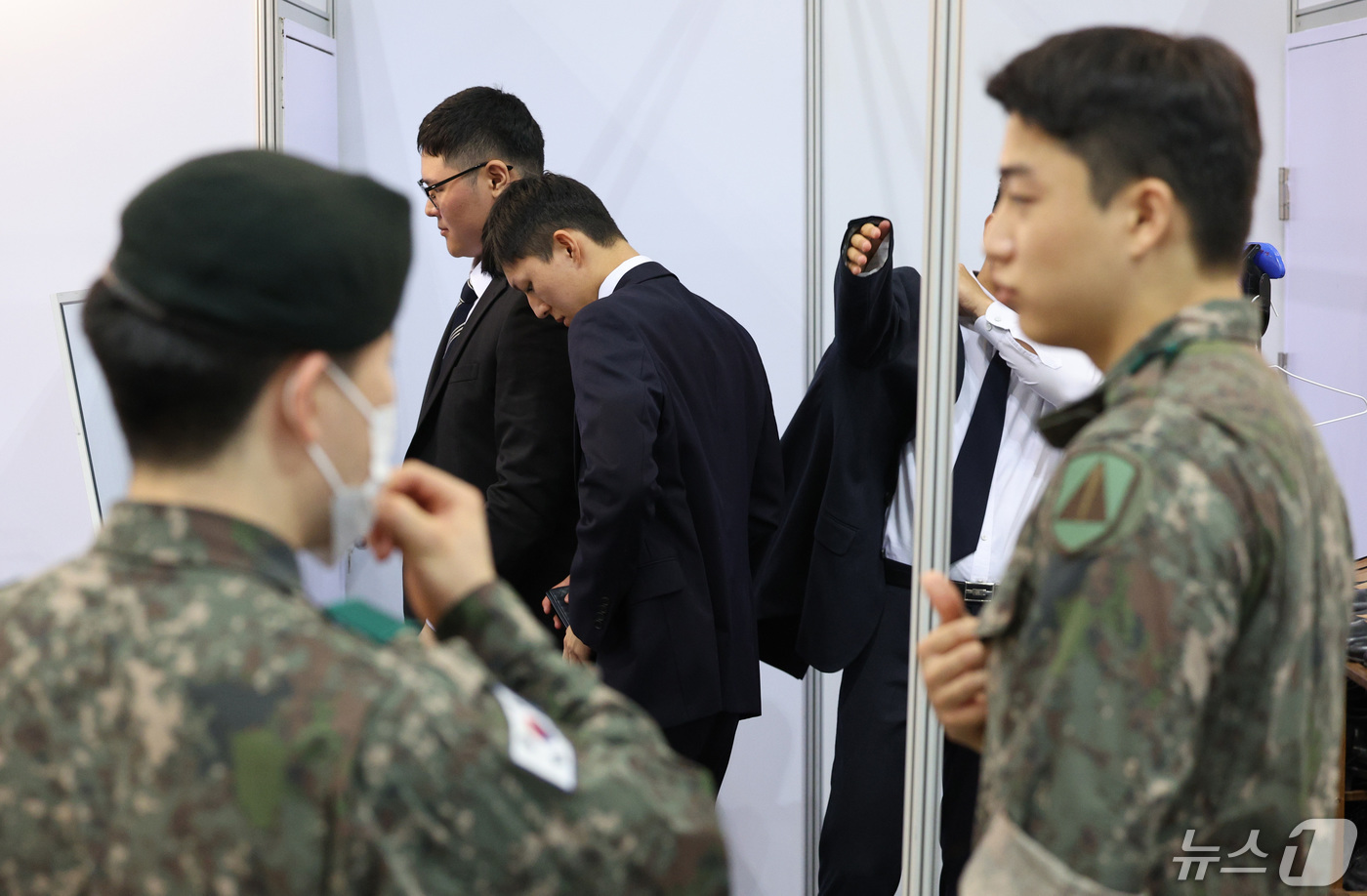 (고양=뉴스1) 신웅수 기자 = 29일 경기 고양시 킨텍스에서 열린 2024년 국군장병 취업박람회에서 장병들이 이력서 사진을 촬영하기 위한 정장으로 갈아입고 있다.국방부는 군 복무 …