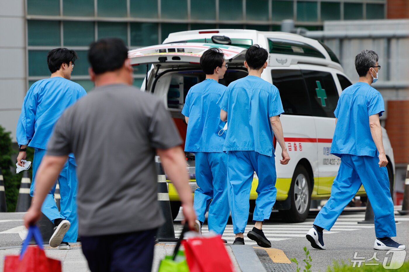 본문 이미지 - 서울대병원 교수들의 일반 환자 외래 진료·수술 휴진을 하루 앞둔 29일 종로구 서울대병원에서 의료진이 이동하고 있다. 2024.4.29/뉴스1 ⓒ News1 안은나 기자