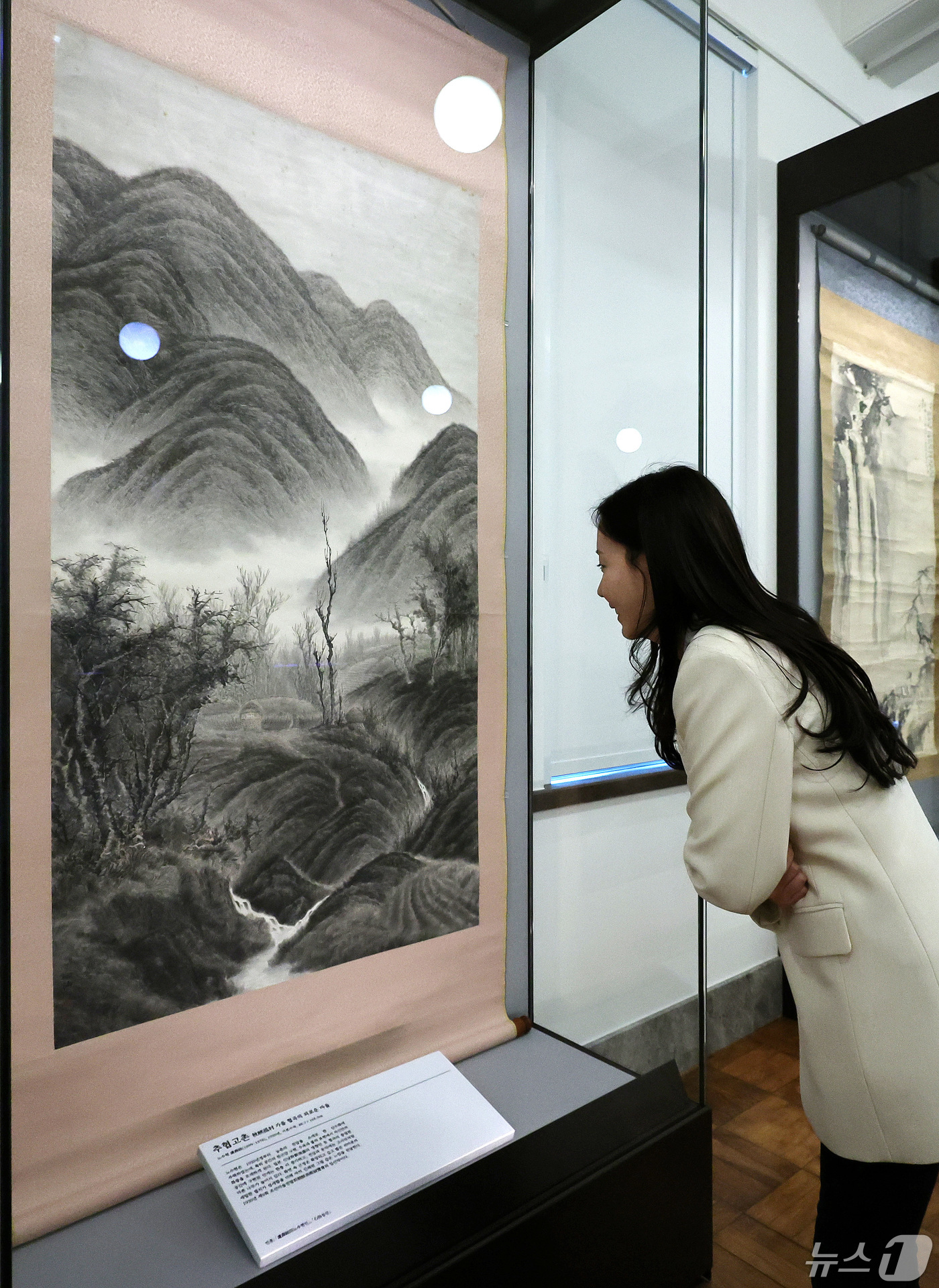 (서울=뉴스1) 박지혜 기자 = 29일 서울 성북구 간송미술관에서 열린 ‘보화각 1938, 간송미술관 재개관전’ 언론 공개 행사에서 참석자가 노수현 작가의 추협고촌을 감상하고 있다 …