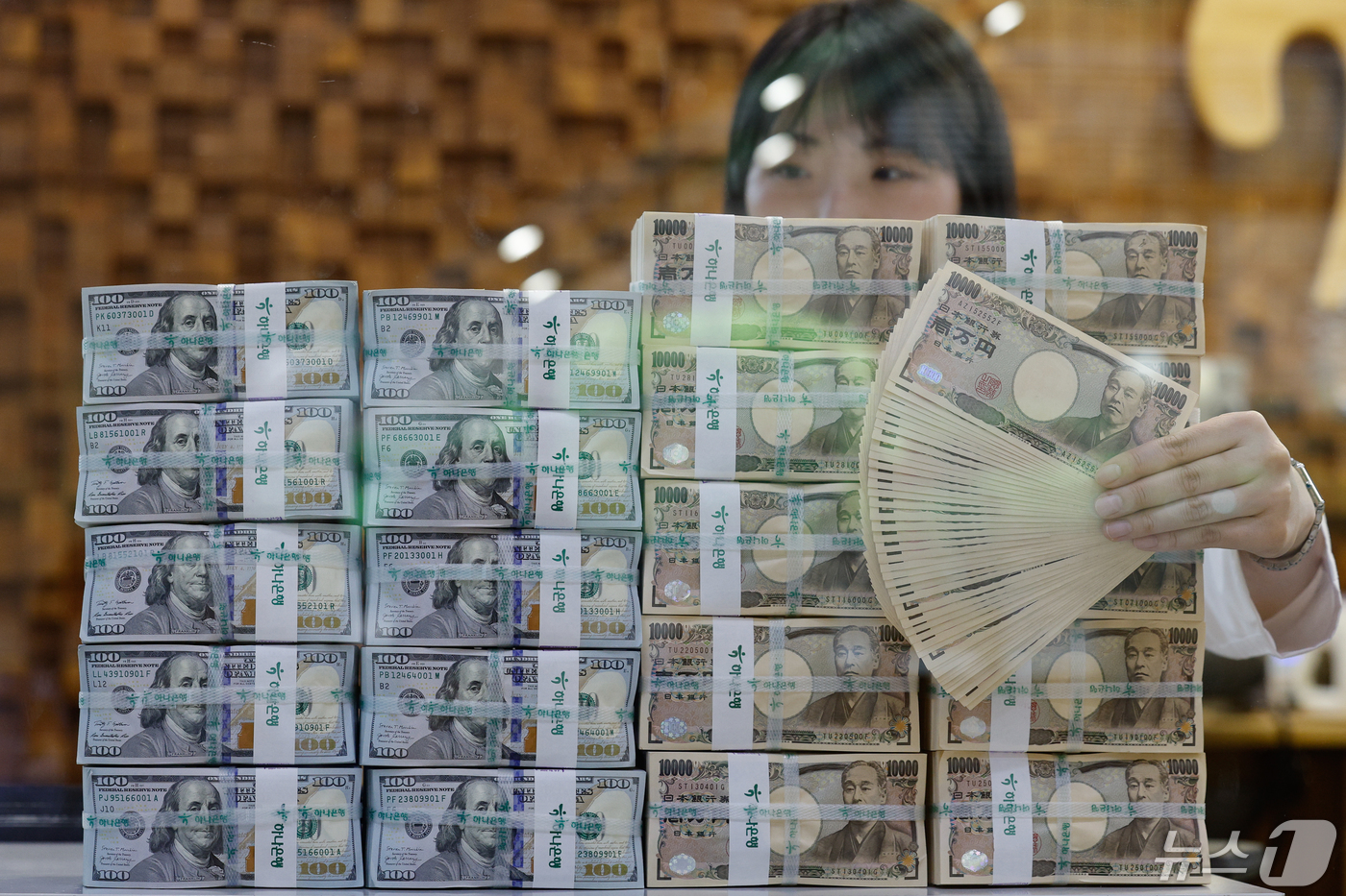 (서울=뉴스1) 안은나 기자 = 엔화 가치가 장중 달러당 34년 만에 160엔대를 넘어선 29일 서울 중구 하나은행 위변조대응센터에서 직원이 달러와 엔화를 정리하고 있다. 2024 …