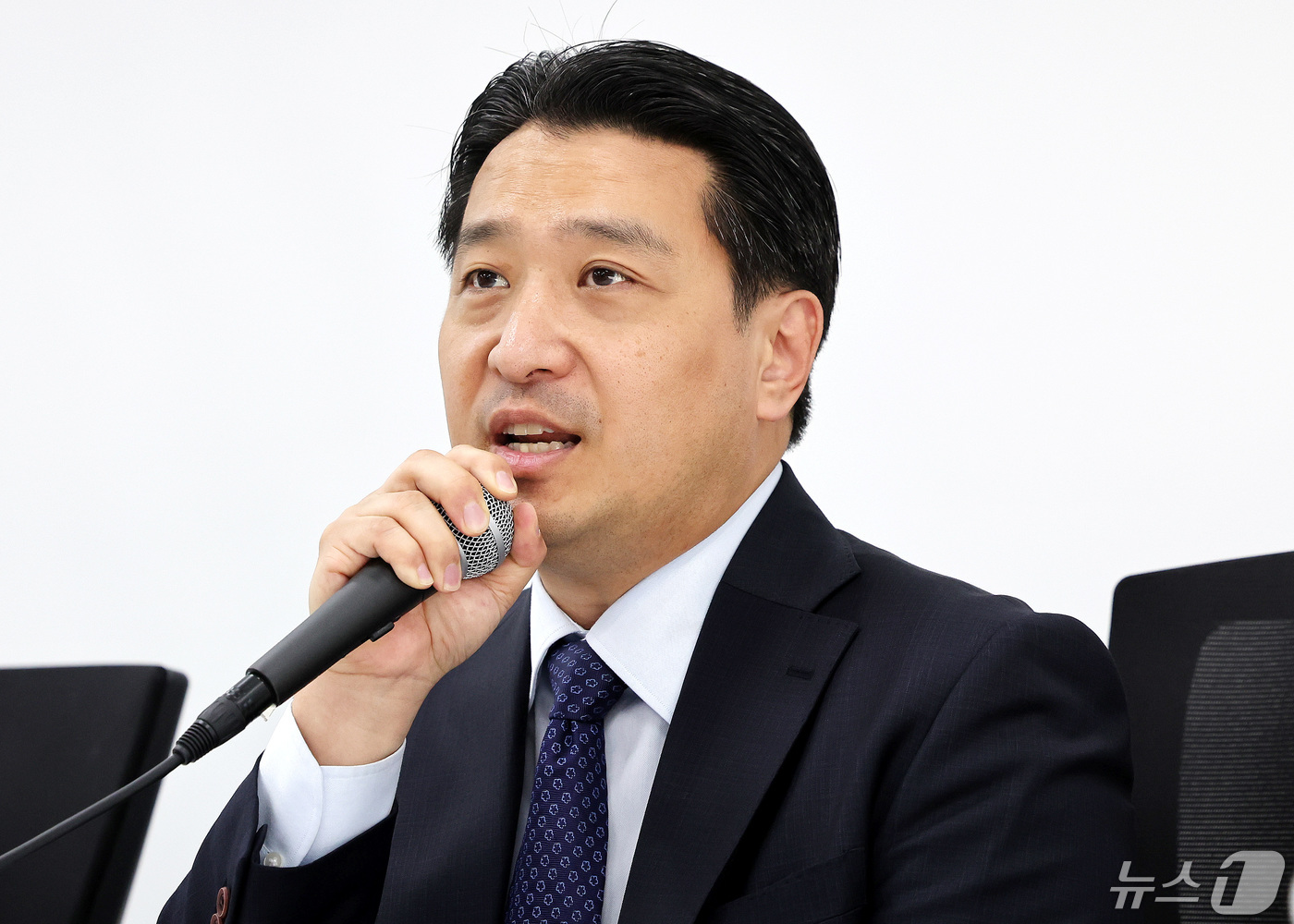 (서울=뉴스1) 박지혜 기자 = 전인건 간송미술관 관장이 29일 서울 성북구 간송미술관 신축수장고에서 열린 재개관전 기자간담회에서 환영사를 하고 있다.간송미술관은 서울 보화각 보수 …