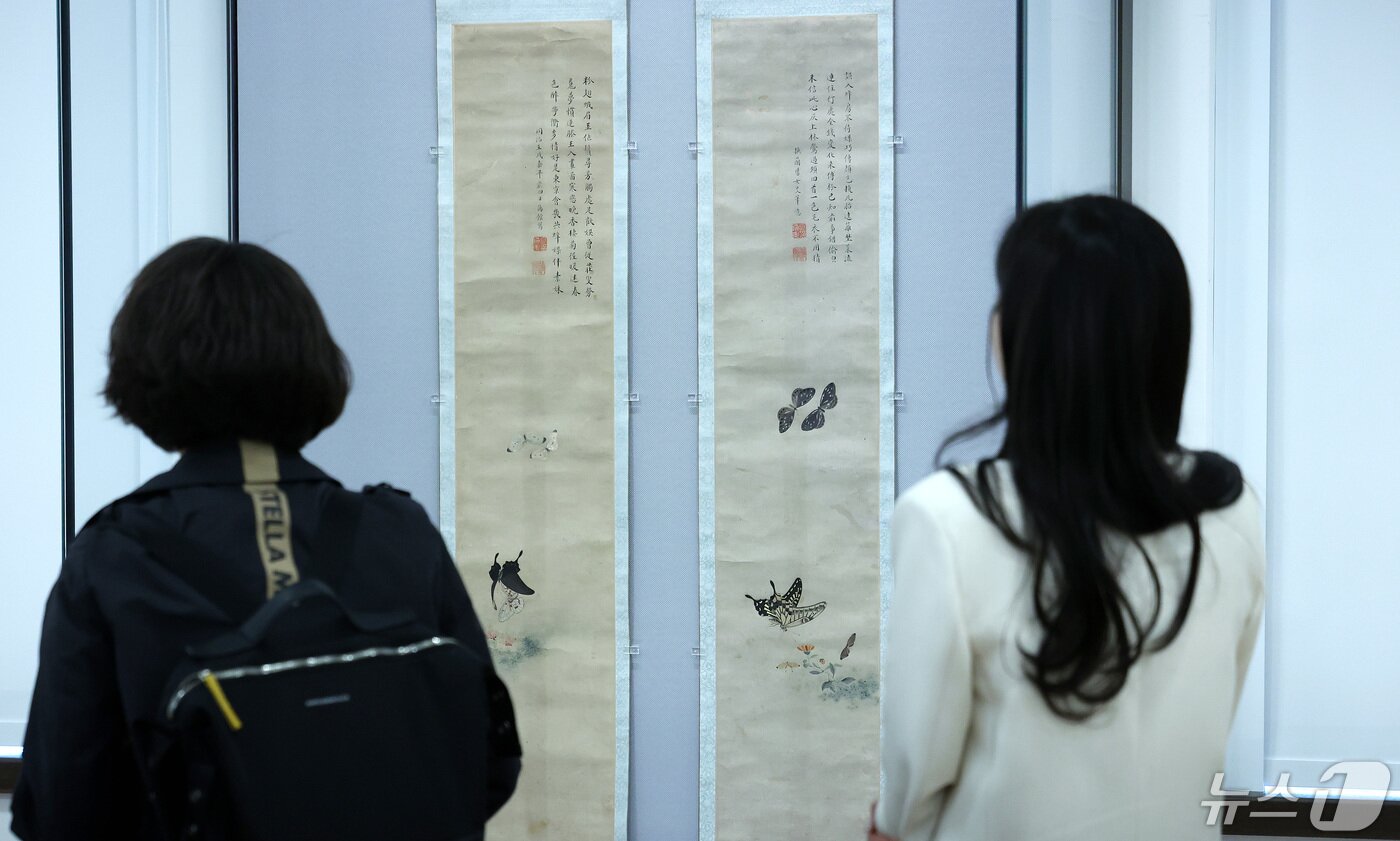 본문 이미지 - 29일 서울 성북구 간송미술관에서 열린 ‘보화각 1938, 간송미술관 재개관전’ 언론 공개 행사에서 참석자들이 조선 후기 화가 고진승의 나비 대련을 감상하고 있다. 간송미술관은 서울 보화각 보수 ·복원 완료와 재개관을 기념하기 위해 '보화각 1938 : 간송미술관 재개관전' 특별전시를 마련했다. 특별전은 5월 1일부터 6월 15일까지 열릴 예정이다. 보화각은 ‘빛나는 보물을 모아둔 집’이라는 뜻으로 1938년 간송 전형필 선생이 설립한 간송미술관의 옛 이름이다. 2024.4.29/뉴스1 ⓒ News1 박지혜 기자