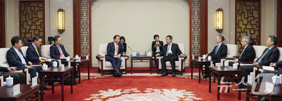 중국국제경제교류센터와 경제 협력 논의하는 최태원 회장