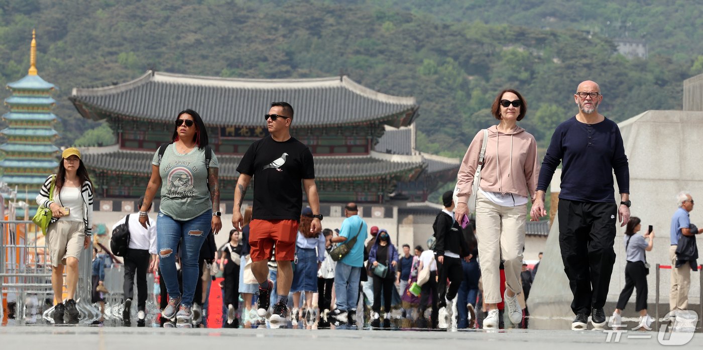 본문 이미지 - 4월29일 오후 서울 종로구 광화문광장에서 외국인 관광객들이 산책을 하며 여유로운 시간을 보내고 있다. 2024.4.29/뉴스1 ⓒ News1 김명섭 기자