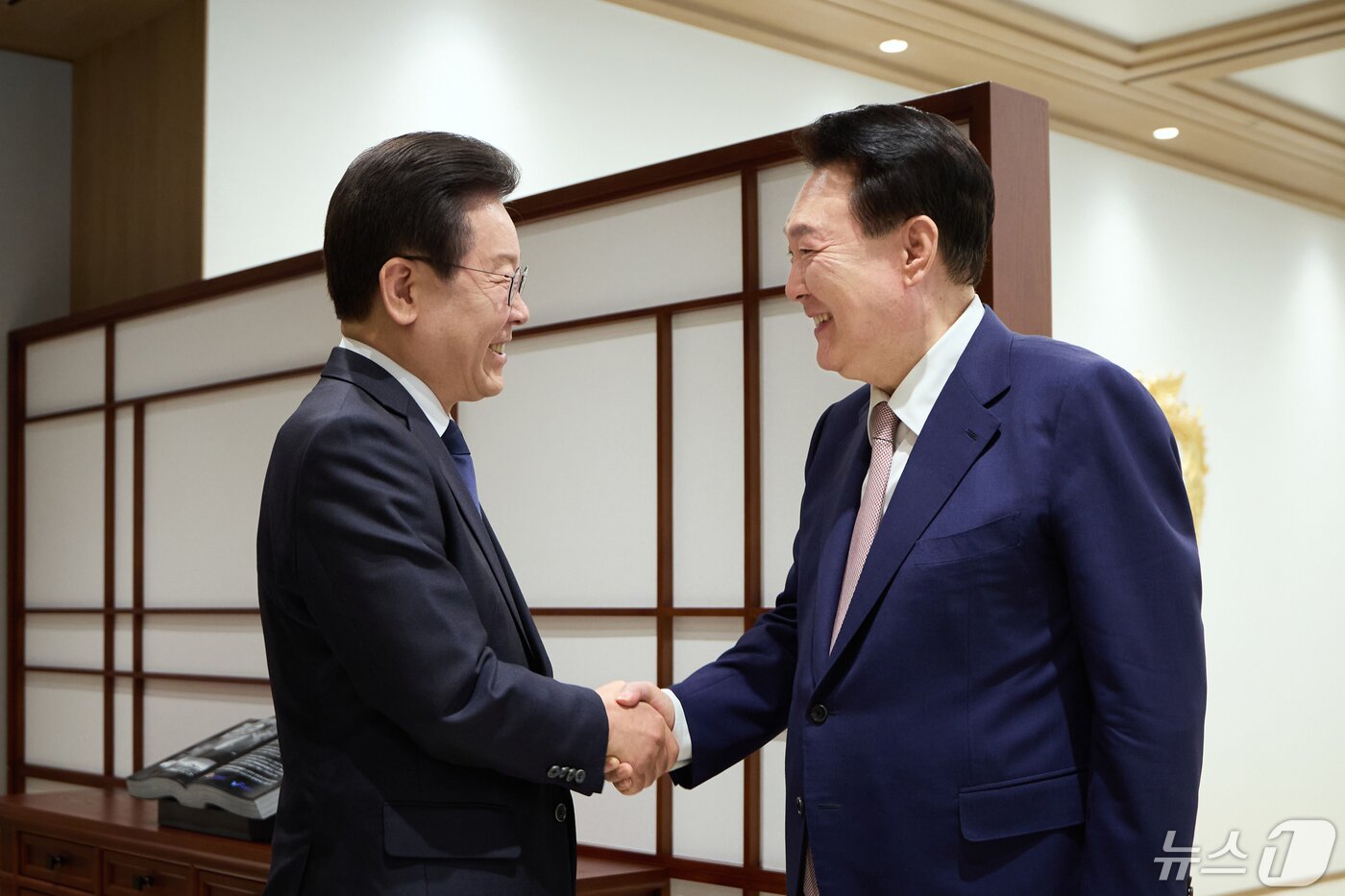 본문 이미지 - 윤석열 대통령이 29일 용산 대통령실에서 열린 영수회담에 앞서 집무실에 도착한 이재명 더불어민주당 대표를 맞이하며 악수하고 있다 .(대통령실 제공) 2024.4.29/뉴스1 ⓒ News1 오대일 기자