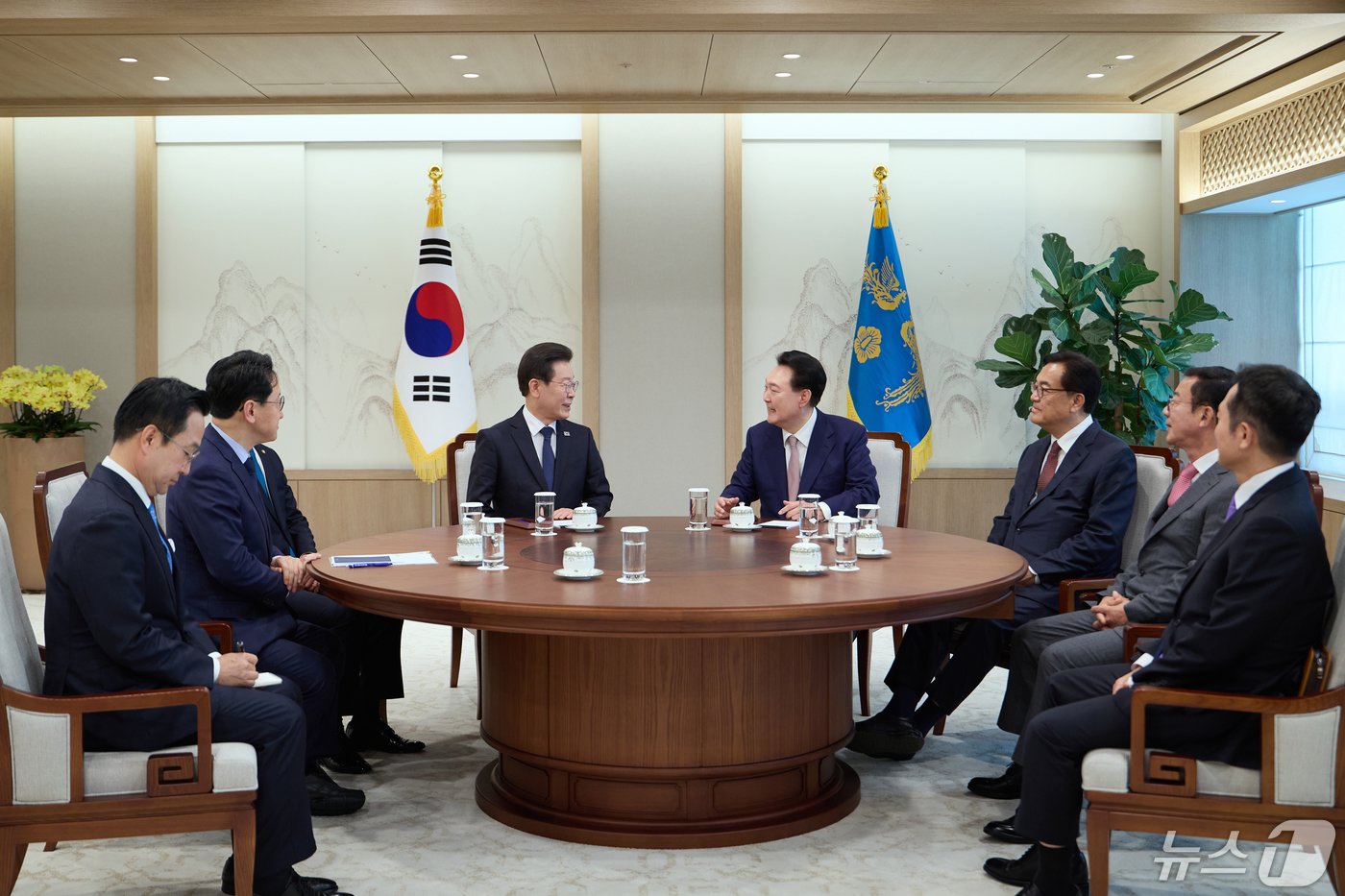 본문 이미지 - 윤석열 대통령과 이재명 더불어민주당 대표가 29일 용산 대통령실 청사에서 열린 첫 영수회담에서 서로 마주보며 대화하고 있다. 왼쪽부터 더불어민주당 박성준 수석대변인, 천준호 대표비서실장, 진성준 정책위의장, 이 대표, 윤 대통령, 정진석 대통령비서실장, 홍철호 정무수석, 이도운 홍보수석. (대통령실 제공) 2024.4.29/뉴스1 ⓒ News1 오대일 기자