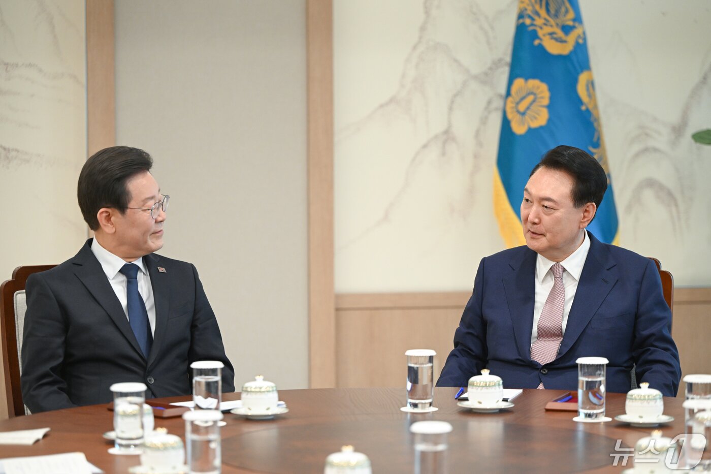 본문 이미지 - 윤석열 대통령과 이재명 더불어민주당 대표가 29일 용산 대통령실 청사에서 열린 첫 영수회담에서 대화를 나누고 있다. &#40;대통령실 제공&#41; 2024.4.29/뉴스1 ⓒ News1 오대일 기자