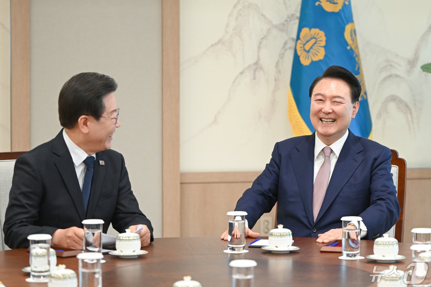 윤석열 대통령과 이재명 더불어민주당 대표가 29일 용산 대통령실 청사에서 열린 첫 영수회담에서 환한 표정으로 대화를 나누고 있다. &#40;대통령실 제공&#41; 2024.4.29/뉴스1 ⓒ News1 오대일 기자