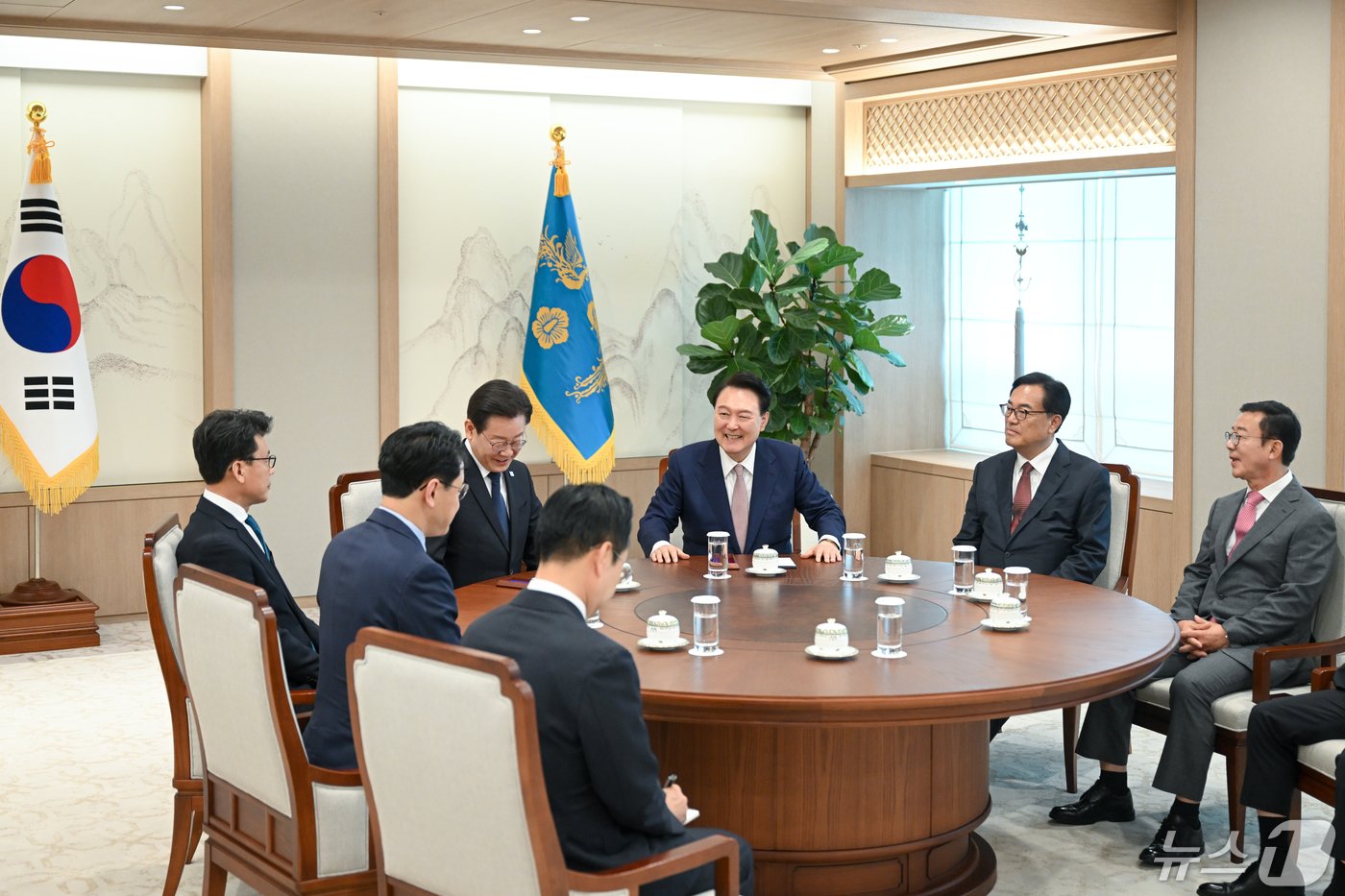 윤석열 대통령과 이재명 더불어민주당 대표가 29일 용산 대통령실 청사에서 열린 첫 영수회담에서 환한 표정으로 대화를 나누고 있다. &#40;대통령실 제공&#41; 2024.4.29/뉴스1 ⓒ News1 오대일 기자