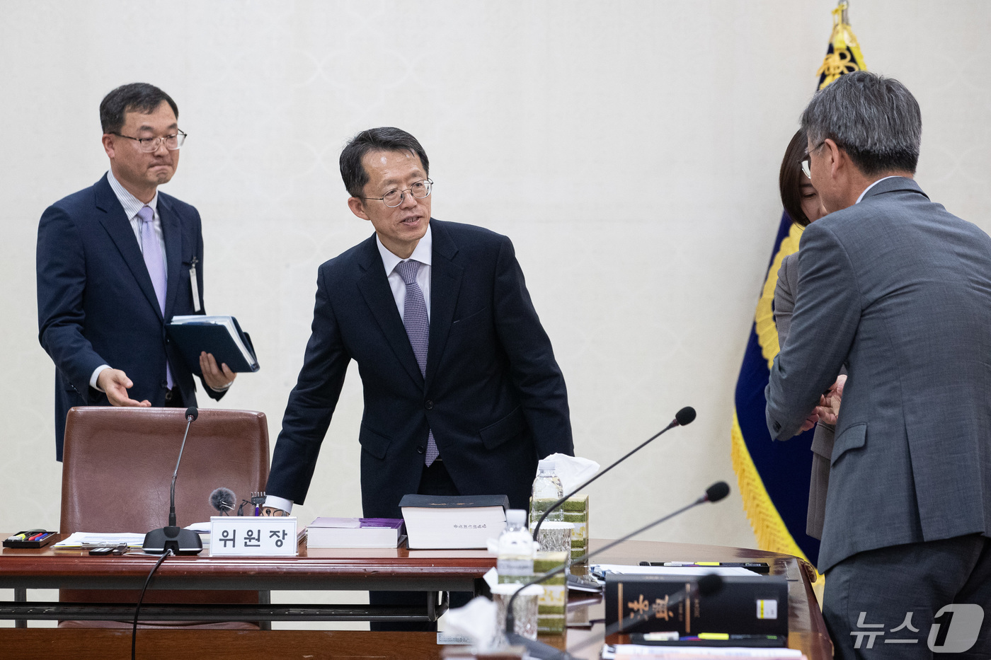 (서울=뉴스1) 유승관 기자 = 이상원 대법원 양형위원장이 29일 서울 서초구 대법원에서 열린 양형위원회 제131차 회의에 참석해 위원들과 인사를 나누고 있다.양형위원회는 이날 1 …