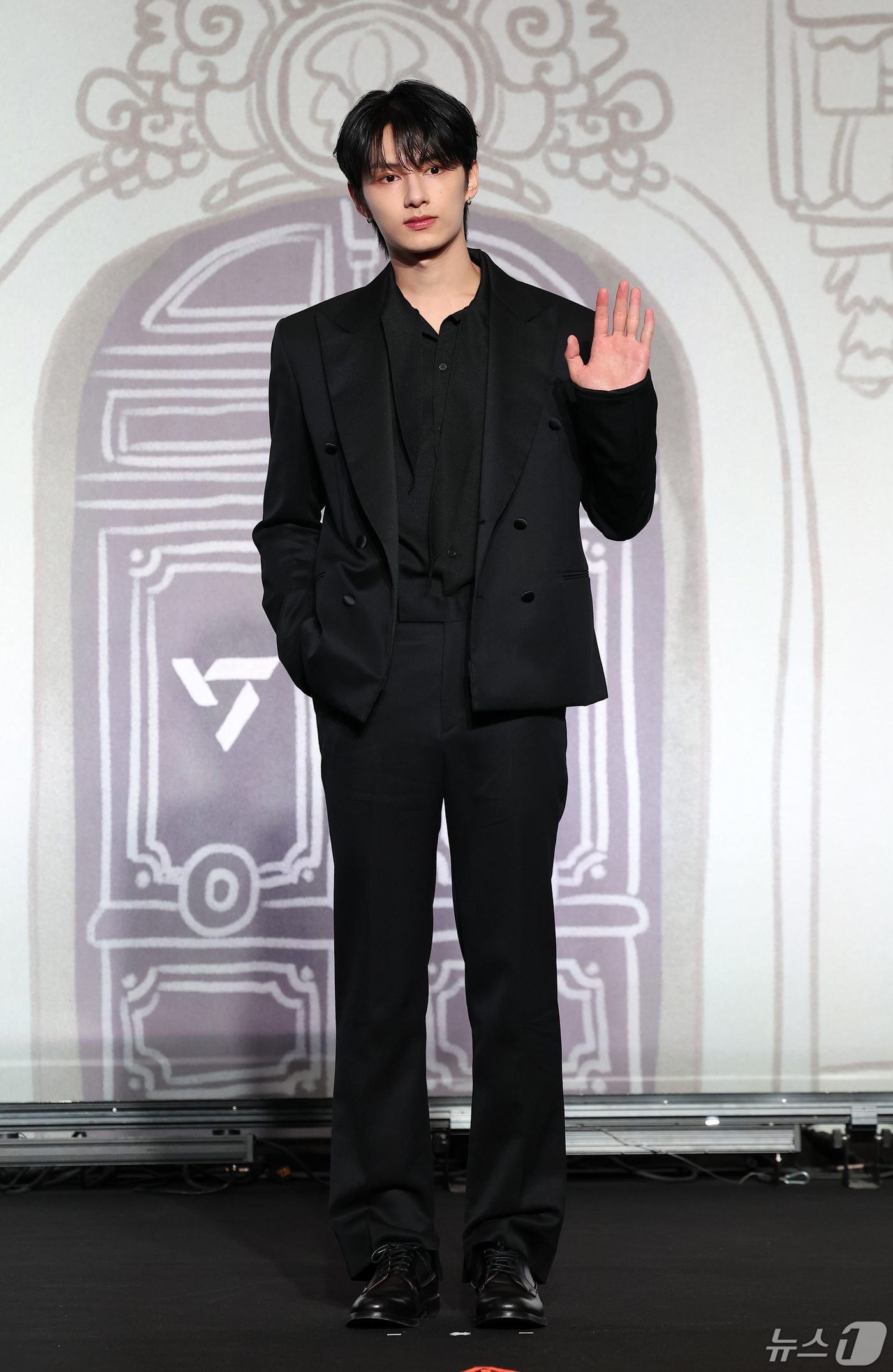 (서울=뉴스1) 김성진 기자 = 그룹 세븐틴 준이 29일 서울 영등포구 여의도 콘래드 호텔에서 열린 세븐틴 베스트 앨범 '17 IS RIGHT HERE' 발매 기념 글로벌 기자간담 …