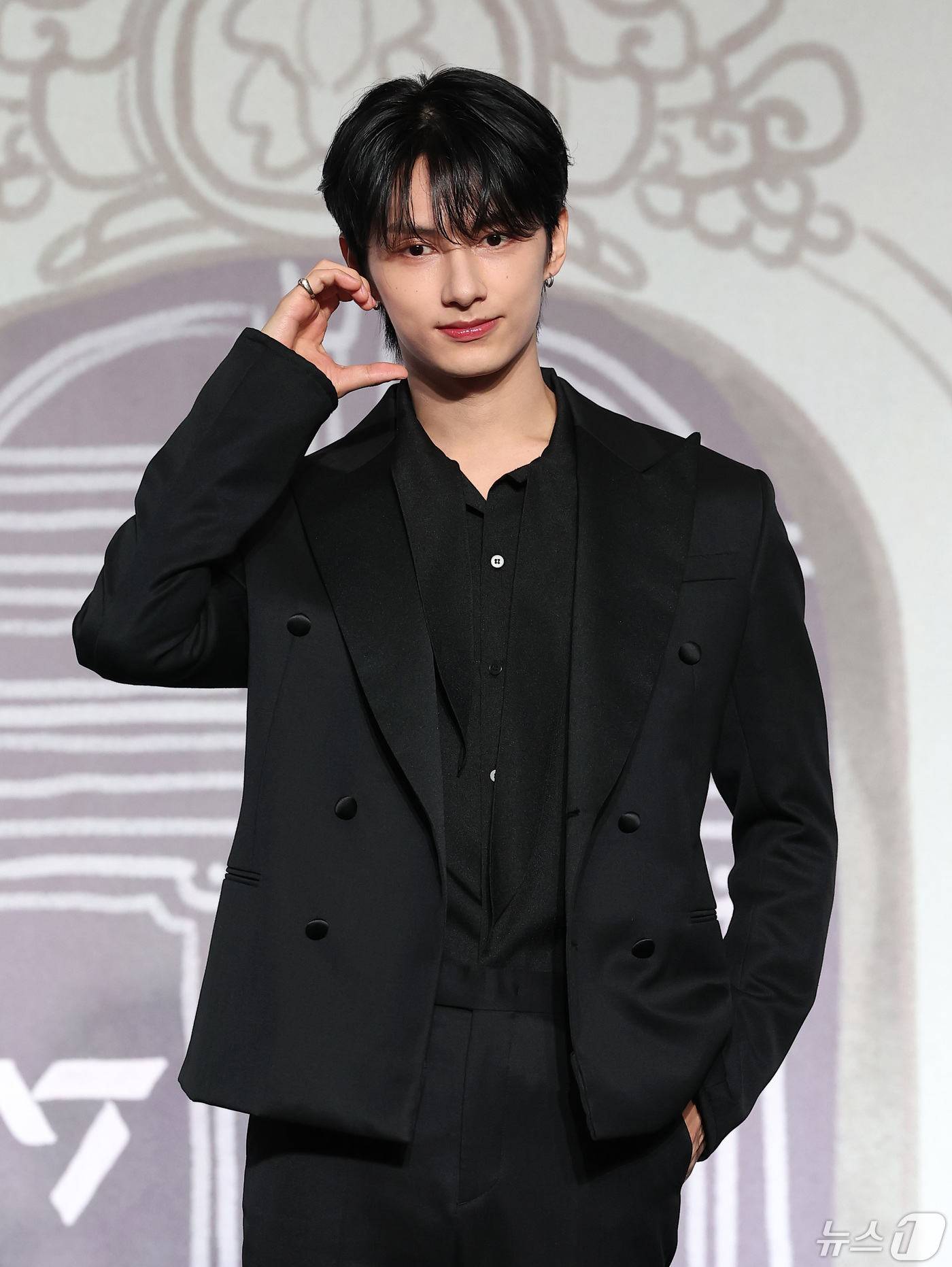 (서울=뉴스1) 김성진 기자 = 그룹 세븐틴 준이 29일 서울 영등포구 여의도 콘래드 호텔에서 열린 세븐틴 베스트 앨범 '17 IS RIGHT HERE' 발매 기념 글로벌 기자간담 …