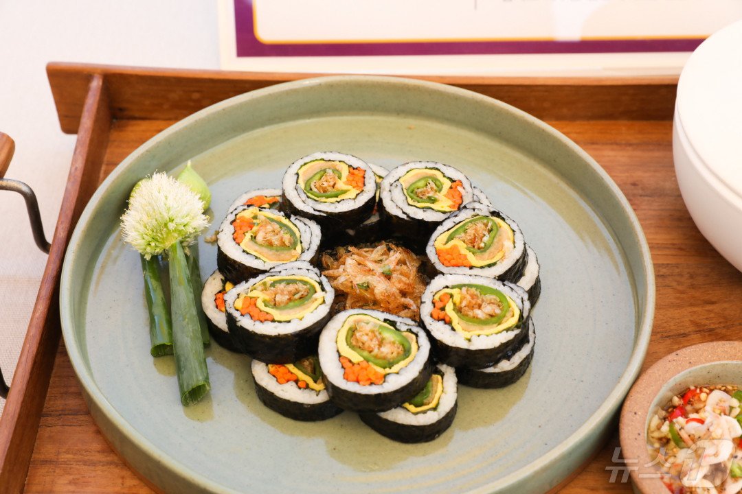 본문 이미지 - 신안 K-김밥 월드컵 대상 '김해지 씨의 임자도 참새비(새우)를 품은 김밥' (신안군 제공)/뉴스1 
