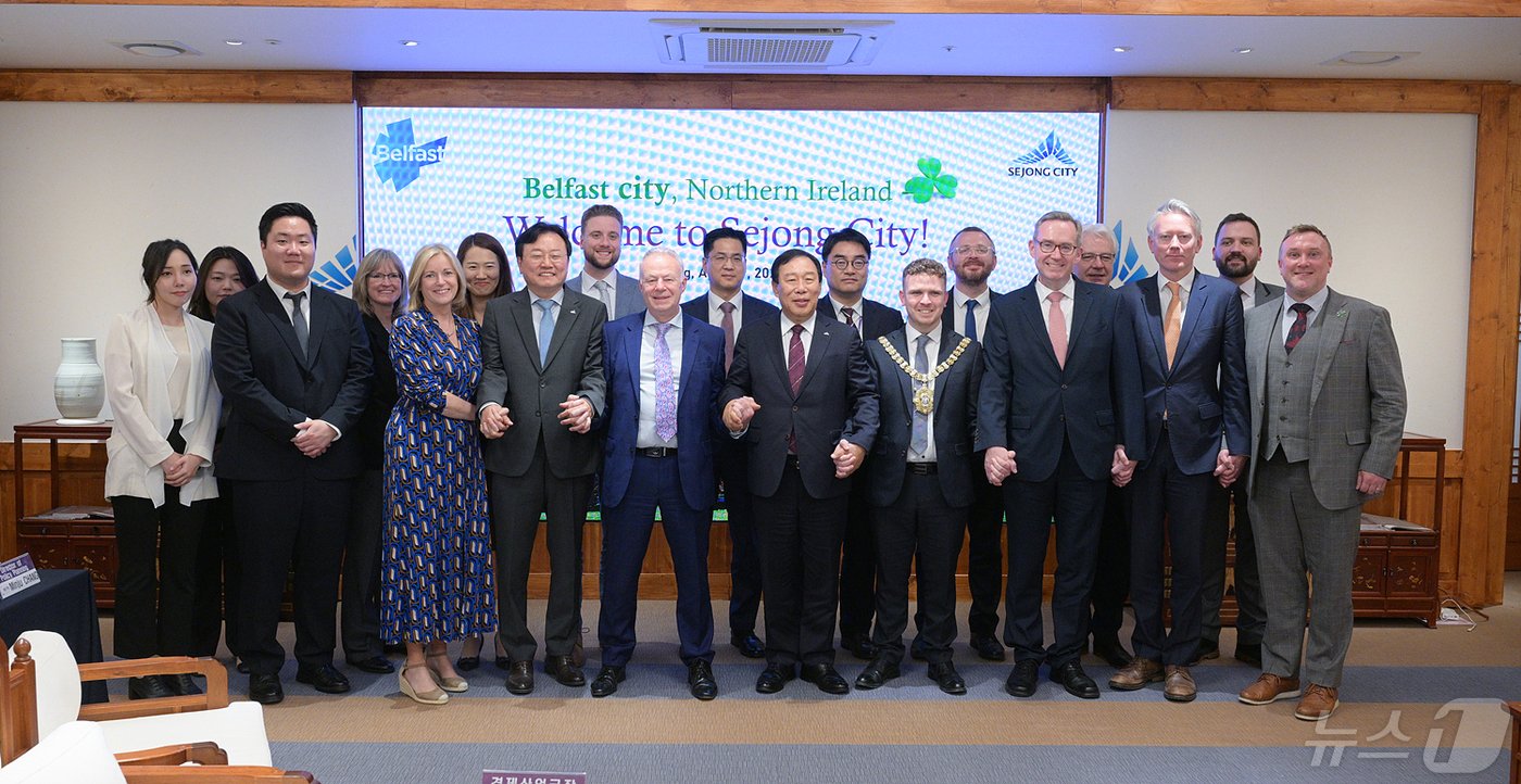 본문 이미지 - 세종시와 북아일랜드 수도 벨파스트시 대표단이 29일 오후 세종시청 4층 대회의실에서 '혁신적이고 지속 가능한 경제모델 구축을 위한 로드맵' 협약서에 서명한 뒤 기념사진을 찍고 있다. (세종시 제공) / 뉴스1