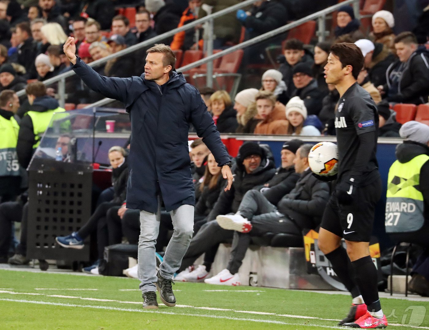 본문 이미지 - 잘츠부르크 사령탑 시절 황희찬(오른쪽)을 지도한 마쉬 감독. ⓒ AFP=뉴스1