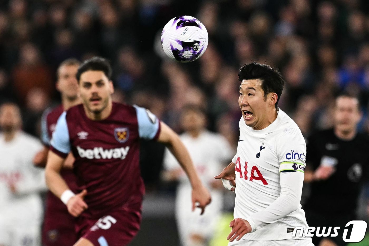 본문 이미지 - 토트넘 홋스퍼의 손흥민이 공을 향해 질주하고 있다.ⓒ AFP=뉴스1