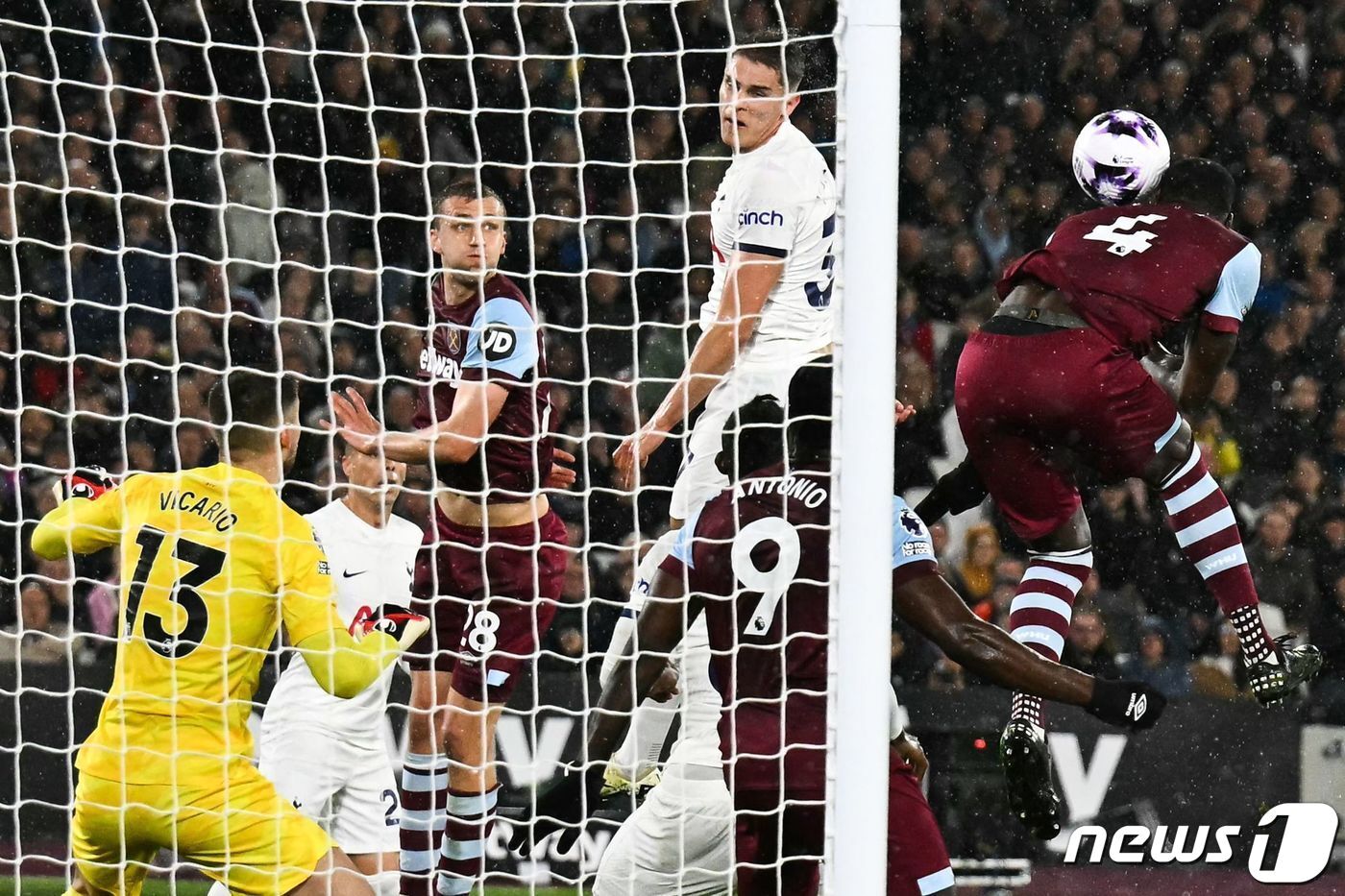 본문 이미지 - 토트넘과 웨스트햄의 경기 모습ⓒ AFP=뉴스1