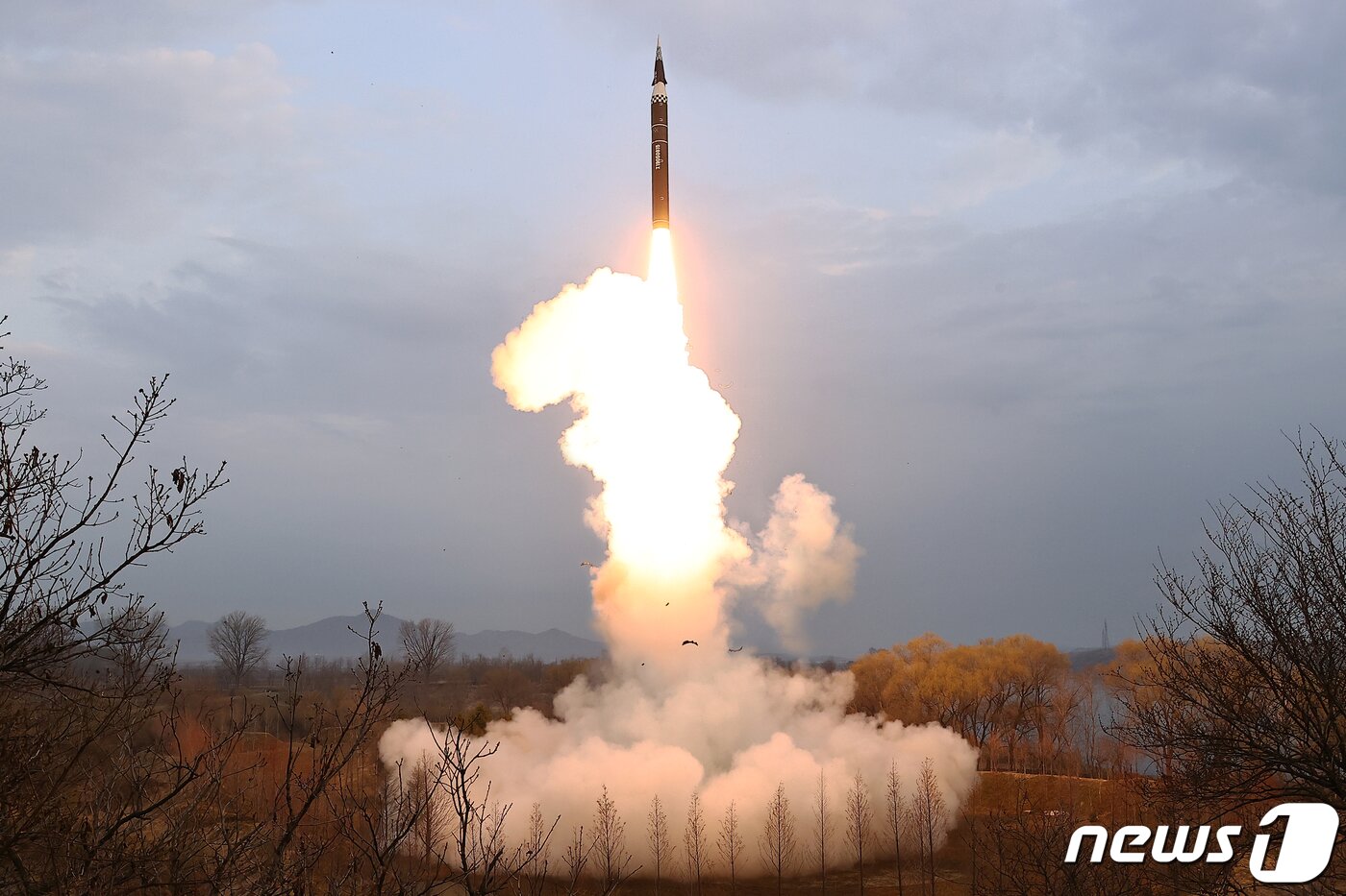 본문 이미지 - (평양 노동신문=뉴스1) = 북한 노동당 기관지 노동신문은 3일 김정은 노동당 총비서가 새로 개발한 극초음속활공비행전투부(탄두)를 장착한 신형 중장거리 고체탄도미사일 '화성포-16나'형의 첫 시험발사를 지난 2일 현지지도했다고 밝혔다. [국내에서만 사용가능. 재배포 금지. DB 금지. For Use Only in the Republic of Korea. Redistribution Prohibited] rodongphoto@news1.kr
